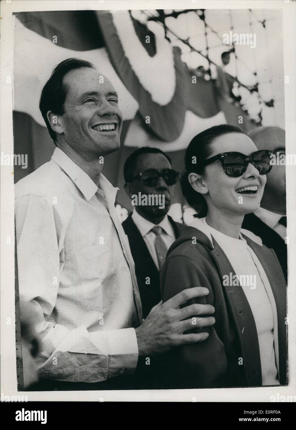 6. Juni 1959 - Audrey Hepburn und Mel Ferrer Besuch Satz von "Ben Hur"-Neuproduktion in Rom: Fotoshows Bildschirm Sterne Audrey Hepburn Mann und ihr Ehemann Mel Ferrer gesehen, wenn sie das gigantische Set der neuen Filmproduktion von "Ben Hur" besucht - jetzt in Rom gemacht... Zehntausend '' Extras'' nahmen an der "Circus Maximus" Szene - eine realistische Umgebung zu geben. Stockfoto