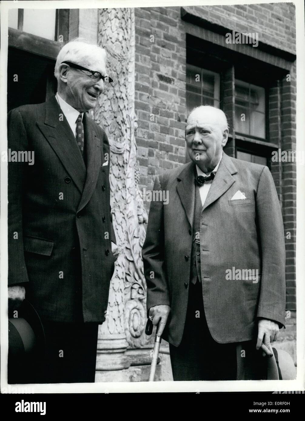 6. Juni 1959 - Sir Winston Churchill unterhält seinen alten Freund - amerikanische Elder Statesman - Bernard Baruch. Sir Winston Churchill hatte einen Besucher gestern bei Chartwell - es war Amerikas ältester Staatsmänner 88 Jahre alten Bernard Baruch. Sie unterhielten sich über alte Zeiten. Foto zeigt: Sir Winston Churchill und Bernard Baruch - bei Chartwell gestern. Stockfoto