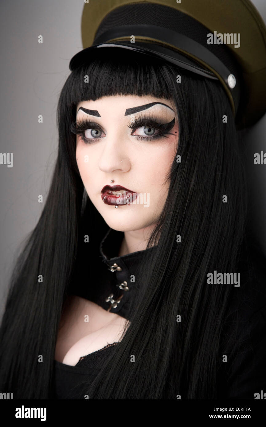 Gotische Aussehendes Mdchen Mit Gesicht Piercings Stockfotografie - Alamy