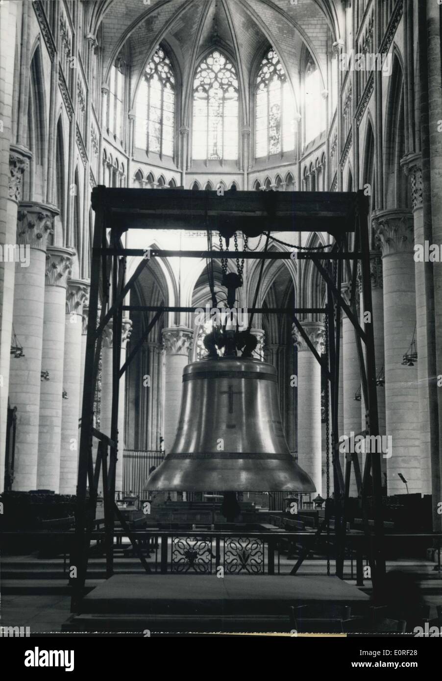 22. April 1959 - werden 9 und eine halbe Tonne Glocke für die Schönheiten der Kathedrale von Rouen Kathedrale von Rouen während des letzten Krieges zerstört durch neue ersetzt werden. Das größte man 9 und eine halbe Tonnen kam gestern an der Kathedrale. OPS:-die neue große Glocke der Kathedrale von Rouen im Hauptschiff der Kirche. Stockfoto