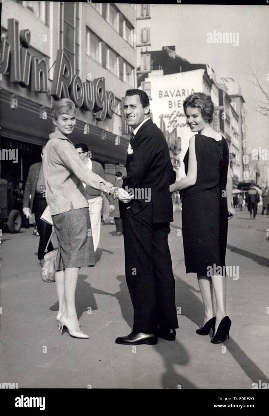 24. April 1959 - Belinda Lee: "genau wie in Paris'': Belinda Lee ist jetzt die Hauptrolle in einem italienischen Film '' Zug für Italien '' jetzt in der Herstellung in Hamburg. Ein Teil des Films wurde in einen Nachtclub, ein Replikat des Paris '' Moulin Rouge'' gemacht. '' Wie in Paris'', sagte Belinda, als sie sah das berühmte Schild über dem Nachtclub. Spielen ihr gegenüber einer junge französischen Schauspielerin Linda Vandalen und der italienische Schauspieler Alberto Sordi. Foto zeigt von links nach rechts, Belinda Lee, Alberto Sordi und Linda Vandal vor Hamburg Moulin Rouge. Stockfoto