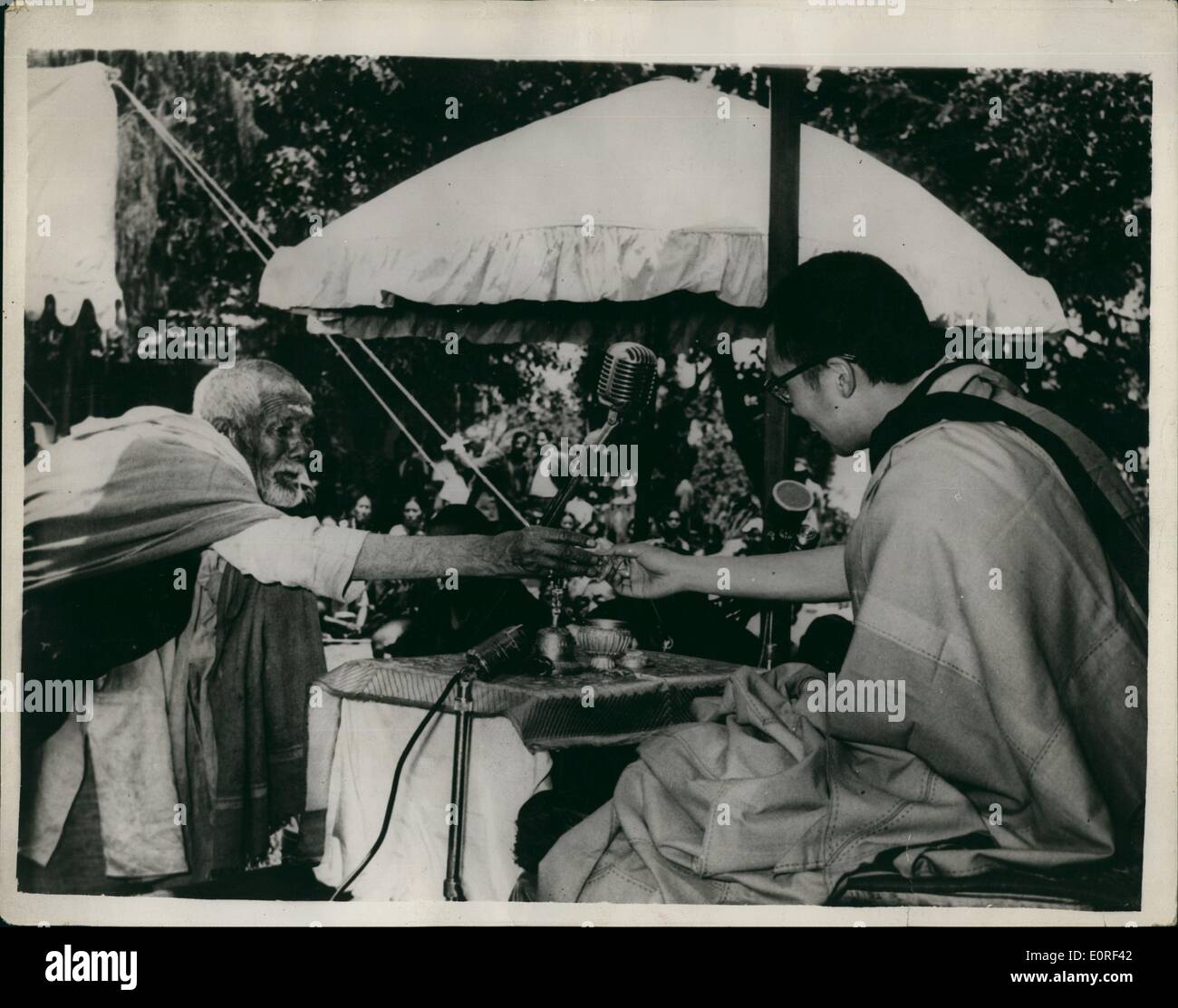 5. Mai 1959 - Dalai Lama bei Buddha Purnima feiern: Foto zeigt einen bescheidenen anzubieten einer Blume des Dalai Lama, bei den Buddha Purnima Feierlichkeiten in Mussories, Indien am Freitag, den 22. Mai. der alte Mann hatte 22 Meilen um den Dalai Lama Darshan (Segnung) ging. Stockfoto