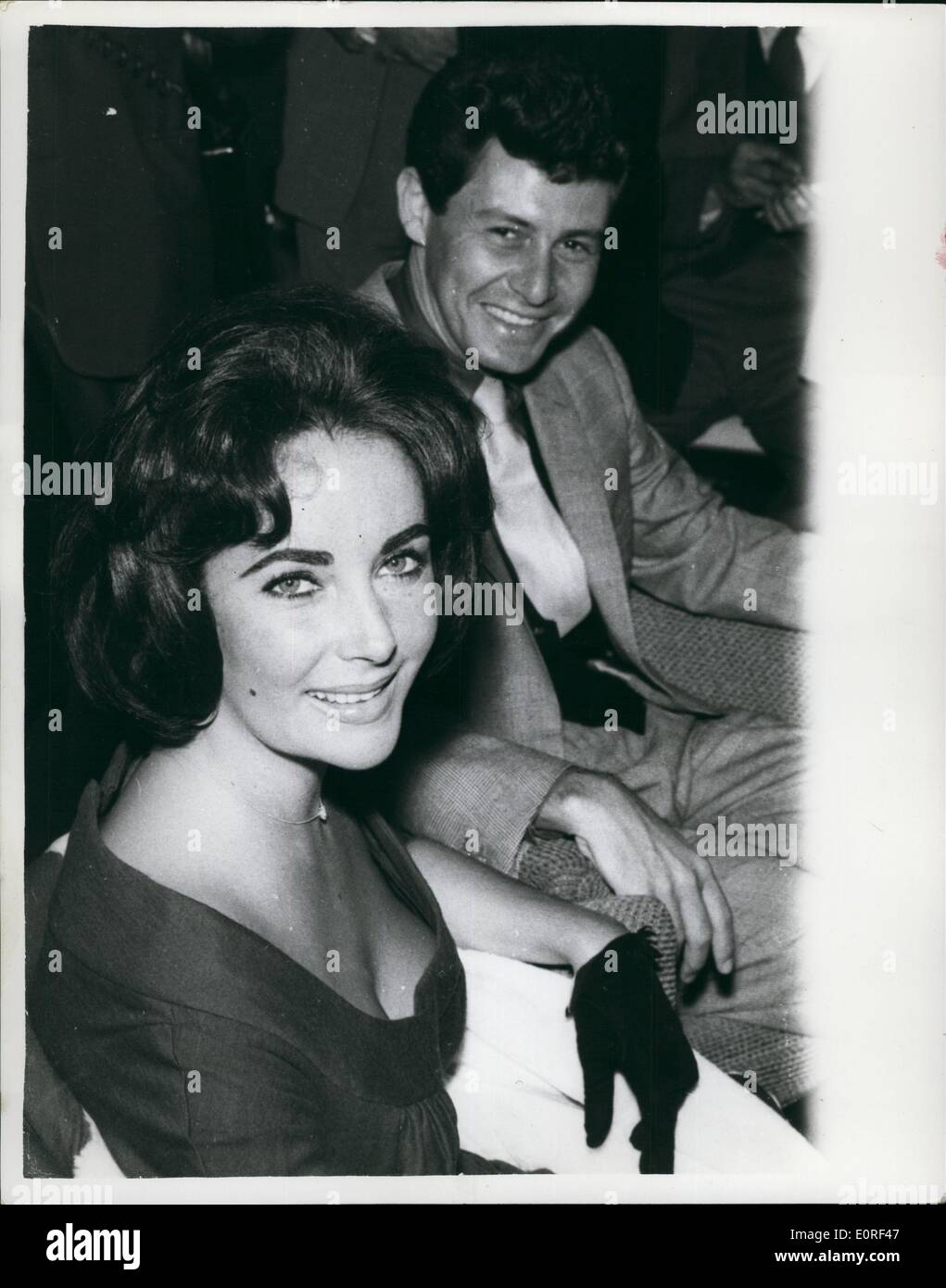 5. Mai 1959 - Elizabeth Taylor fliegen mit ihrem Ehemann und Kinder: Elizabeth Taylor in London mit dem Flugzeug angekommen gestern Abend nach ihrem mediterranen honeymoon, mit ihrem vierten Ehemann, US-amerikanische Sängerin, Eddie Fisher und ihre drei Kinder von früheren Ehen, Michael, 6, Christopher, 4, - beide von ihr zweiter Ehemann, Michael Wilding- und 21 Monate alt Elizabeth Todd. Foto zeigt Elizabeth Taylor und ihrem vierten Ehemann, Eddie Fisher im Bild während der gestrigen Pressekonferenz am Londoner Flughafen, nach ihrer Ankunft. Stockfoto