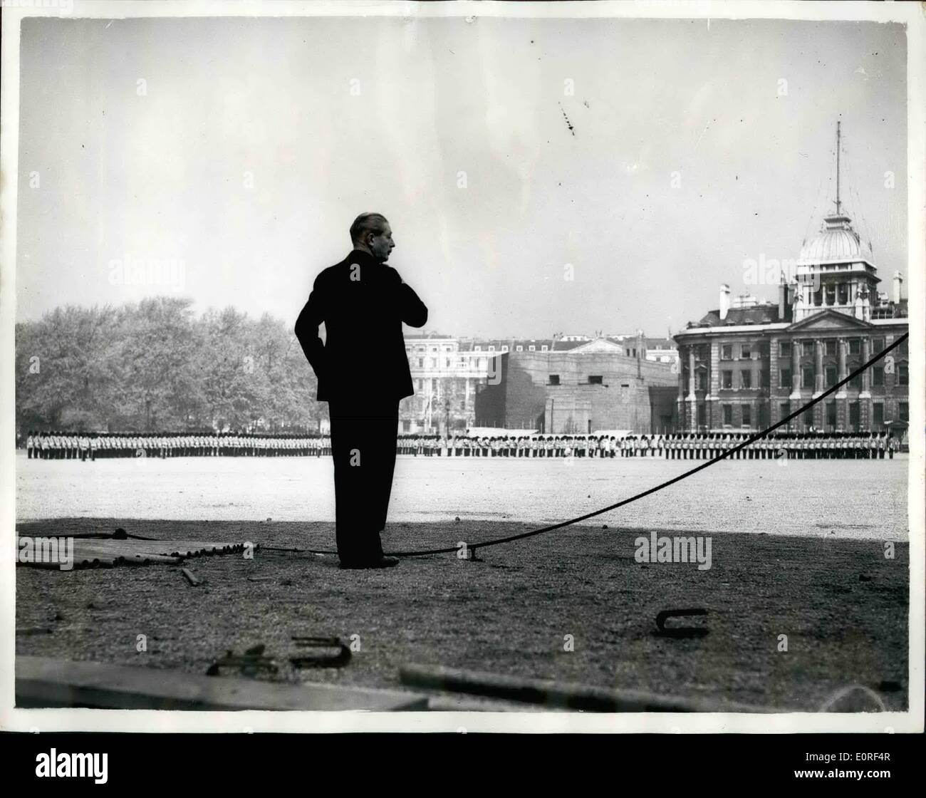 5. Mai 1959 - hält der Ministerpräsident um die Wachen Sonnenschein auf den Horse Guards Arade anzuzeigen. Eines der vielen Schaulustigen auf die Wache, die Zeremonie der Horse Guards Parade heute Jagd war der Premierminister selbst Herr Harold Macmillan. Er schlenderte über die Exerzierplatz und beobachtete die Wachen (Grenadiere) auf der Parade... Danach ging er zurück zu Nr. 10 Downing Street bei strahlendem Sonnenschein für eine Kabinettssitzung. Foto zeigt Herr Harold Macmillan steht und die Wachen auf der Horse Guards Parade heute sieht. Stockfoto