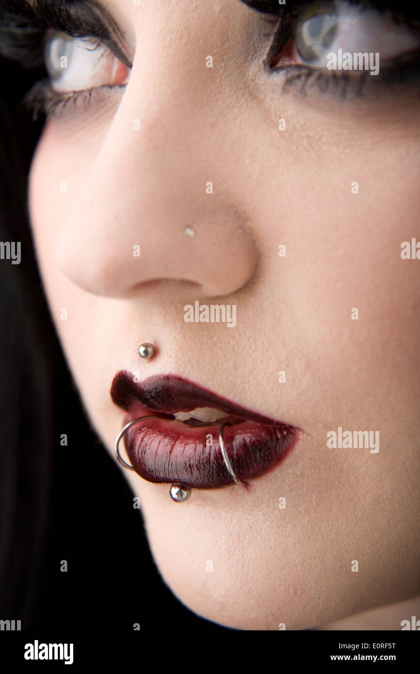 Gotische aussehendes Mädchen mit Gesicht Piercings Stockfotografie - Alamy