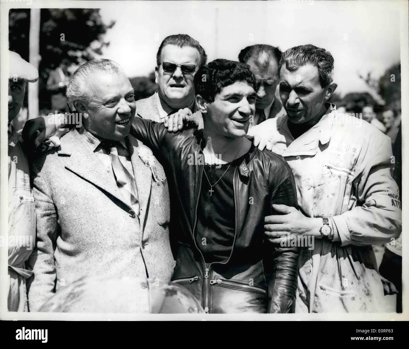 6. Juni 1959 - gewinnt italienische Weltmeister 250 c.c leichte internationale TT auf der Isle Of Man. Das Foto zeigt italienische Weltmeister Tarquinio Provini im Gehege zu sehen, nachdem er das 250.c.c internationale TT Rennen auf einer M.V Agusta gestern gewonnen hatte. Er gewann auch die 125 c.c, erzielte damit einen brillanten Motor Radfahren doppelt. Stockfoto