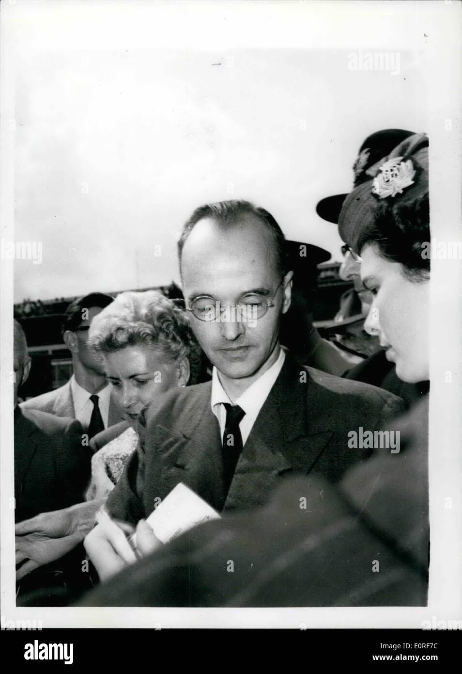 6. Juni 1959 - Atom Verräter - Klaus Fuchs fliegen in Ost-Deutschland: Klaus Fuchs erschien gestern von Wakefield Gefängnis - 9 1/2 Jahre seiner Strafe nach Abschluss - für die Offenlegung von Atom Geheimnisse... Er reiste zum Flughafen London - und dann auf polnischen Airways Maschine in die DDR. Foto zeigt: Klaus Fuchs - Flughafen London gestern. Die Frau hat keinen Namen. Stockfoto