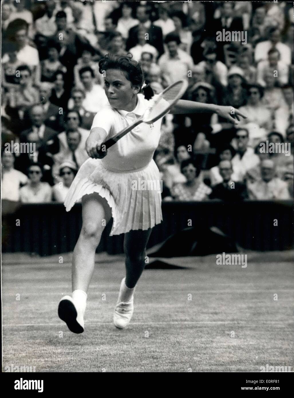 6. Juni 1959 - Wimbledon Championships - dritten Tag Miss Buding im Spiel: Foto zeigt Miss Edda Buding (Repräsentantenhaus) im Spiel während ihr Match mit Miss s. Dela Courtie (Frankreich) während der WM in Wimbledon heute Nachmittag. Stockfoto