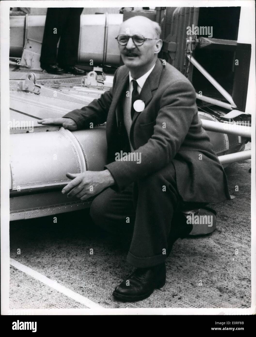 6. Juni 1959 - macht Großbritanniens fliegende Untertasse öffentlichen Erstflug. Großbritanniens fliegende Untertasse S.R.N.I Hovercraft, gestern machte seinen ersten öffentlichen Flug bei der Saunders-Roe arbeitet in East Cowes, Isle Of Wight / später machte es Flug über das Meer. Die S.R.N.l fahren über Land und Meer in einer Höhe von bis zu 15 Zoll auf einem Luftkissen. Es hat eine eiförmige Form, und ist praktisch ein Auftrieb Tank mit einer Reihe von nach innen weisenden Düsen um seinen Umfang unter. Oben drauf Fläche sind Kontroll-Kabine Stockfoto