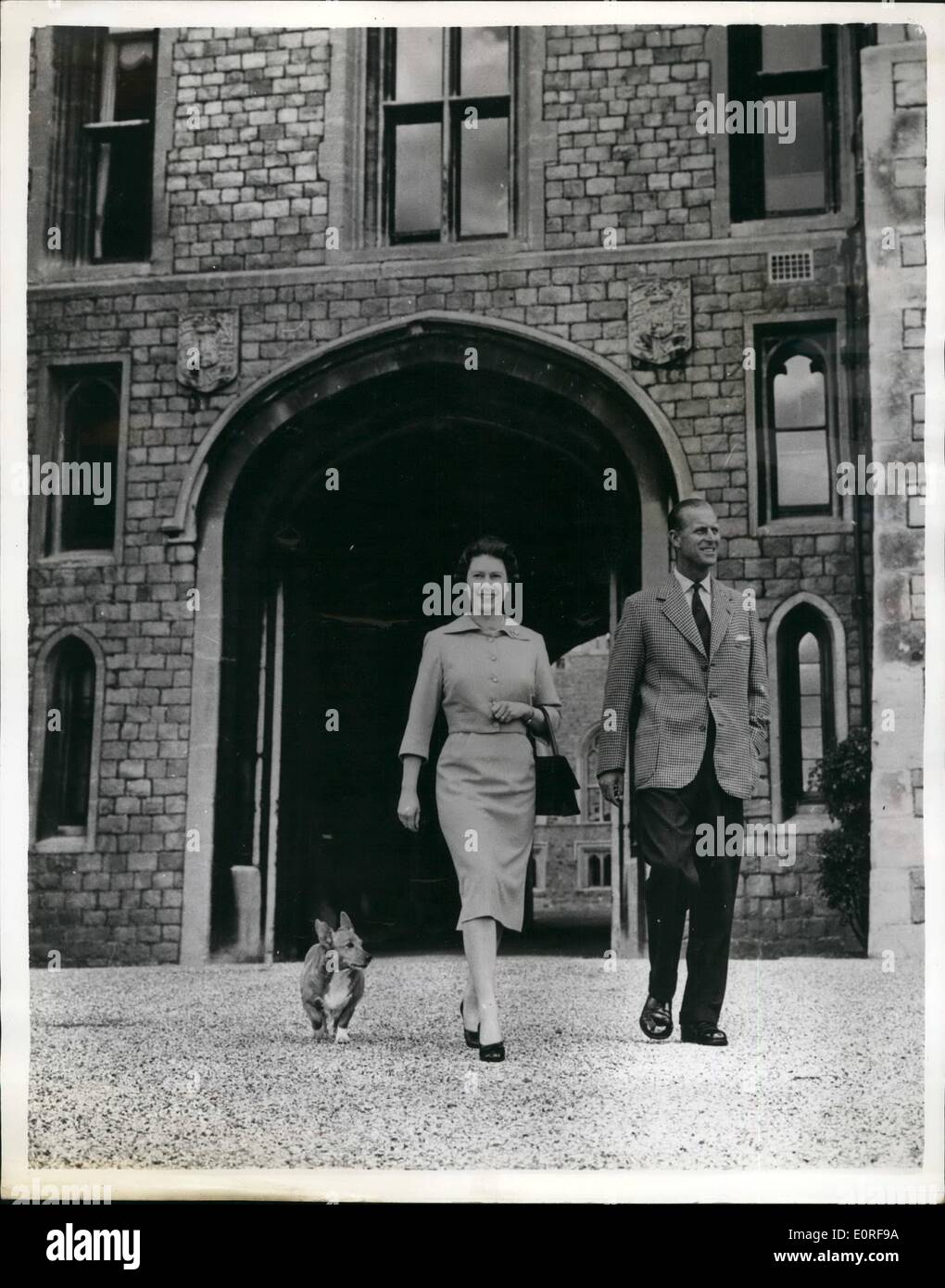 6. Juni 1959 - The Queen mit ihrer Familie in Windsor Castle: die Königin und der Herzog von Edinburgh zu Fuß in der Nähe von George IV-Gateway, mit Zucker. die Königin Corgi. Stockfoto