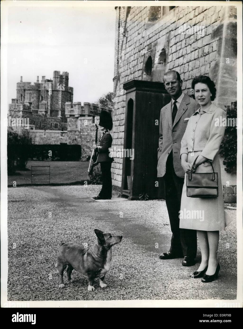 6. Juni 1959 - die Königin mit ihrer Familie auf Schloss Windsor. Foto zeigt:-die Königin und der Herzog von Edinburgh fotografiert in der Nähe von George IV Gateway, Windsor Castle. Stockfoto