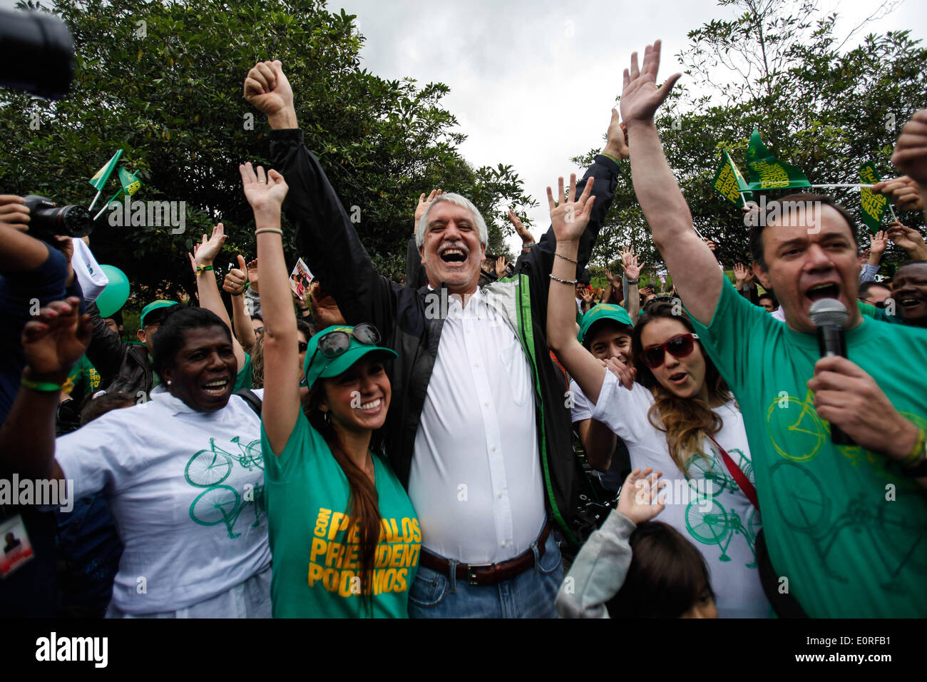 Bogota, Kolumbien. 18. Mai 2014. Kolumbiens Präsidentschaftskandidat, Enrique Penalosa (C), Alianza Verde Partei, besucht eine Kampagne Veranstaltung zusammen mit Fans in Bogota, Kolumbien, am 18. Mai 2014. Die Präsidentschaftswahlen in Kolumbien werden am 25 Mai stattfinden. Bildnachweis: Jhon Paz/Xinhua/Alamy Live-Nachrichten Stockfoto