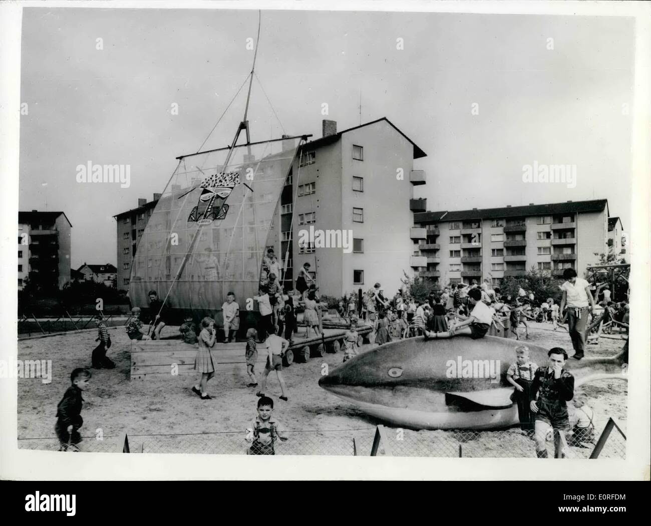 5. Mai 1959 - Spielplatz mit der Kon-Tiki-Geschmack; Nach dem Vorbild von Thor Heyerdahl sind die Jungs und Mädels von Mannheim. Auf eine neu buily Spielort haben sie eine Kopie der berühmten Kon-Tiki Floß an Bord der Norweger Thor Heyerdahl 1947 zwischen Peru und Polynesien den Pazifik überquert... Foto zeigt: Blick auf den neuen Stil Spielplatz komplett mit dem Kon-Tiki-Floß. Stockfoto 5. Mai 1959 - Spielplatz mit der Kon-Tiki-Geschmack; Nach dem Vorbild von Thor Heyerdahl sind die Jungs und Mädels von Mannheim. Auf eine neu buily Spielort haben sie eine Kopie der berühmten Kon-Tiki Floß an Bord der Norweger Thor Heyerdahl 1947 zwischen Peru und Polynesien den Pazifik überquert... Foto zeigt: Blick auf den neuen Stil Spielplatz komplett mit dem Kon-Tiki-Floß. Stockfoto