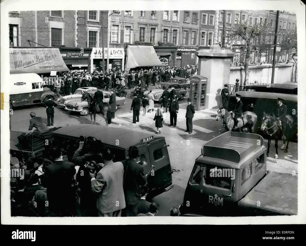 05. Mai 1959 - die Szene in Ronald Marwood im Pentonville Gefängnis hingerichtet. Demonstration draußen: Eine Menge von etwa 700 Mann demonstrierte heute Morgen vor dem Pentonville Gefängnis, als Ronald Marwood wegen des Mordes an Polizeibeamter Summers hingerichtet wurde - während einer Affray in Holloway. Berittene Polizisten mussten die buhrende - murmelnde Menge zurückdrängen. Zwischen Polizei und Demonstranten wurden Schläge und Tritte ausgetauscht - und zwei Festnahmen wurden durchgeführt. Es gab eine wilde soe~hing Masse, als die Polizei versuchte, ihren Griff auf einen kämpfenden Mann zu halten Stockfoto