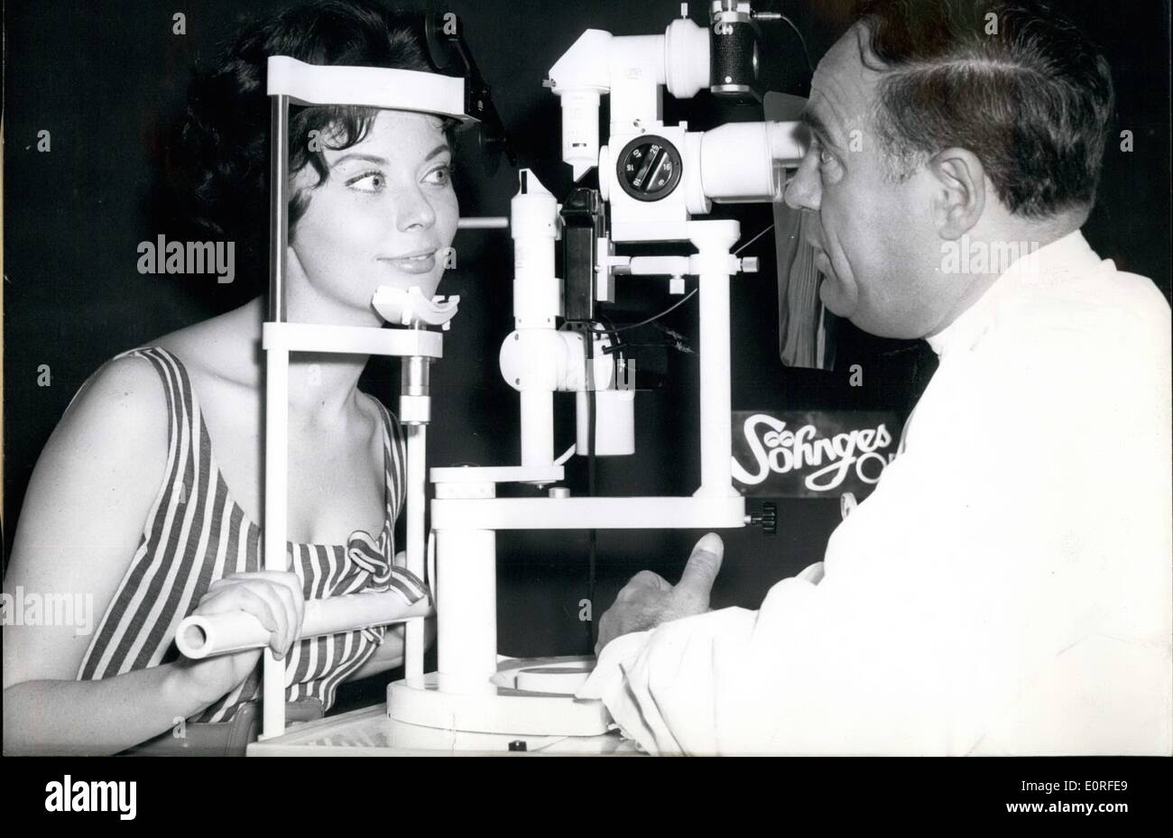5. Mai 1959 - Schönheitskönigin der Kontaktlinsen Träger...:... die Münchner Schauspielerin Anne-Marie Kolb (Anne-Marie Kolb) hat alle Chancen, beim Contest am 15. Mai in Chicago für die '' Miss International-Kontaktlinsen '' zu werden, sie hat alle Chancen, denn sie nicht nur schön ist, sondern sie hat auch tragen - durch Tag und Nacht - Micro-Schüler Linsen für 1 1/2 Jahren und kann jetzt ohne Brille. Sie war für die am wenigsten Zeit vor dem Wettbewerb in Chicago, von bekannter Spezialist und Hersteller, Dr. O.s W.P.Soehnges (W.P getestet Stockfoto