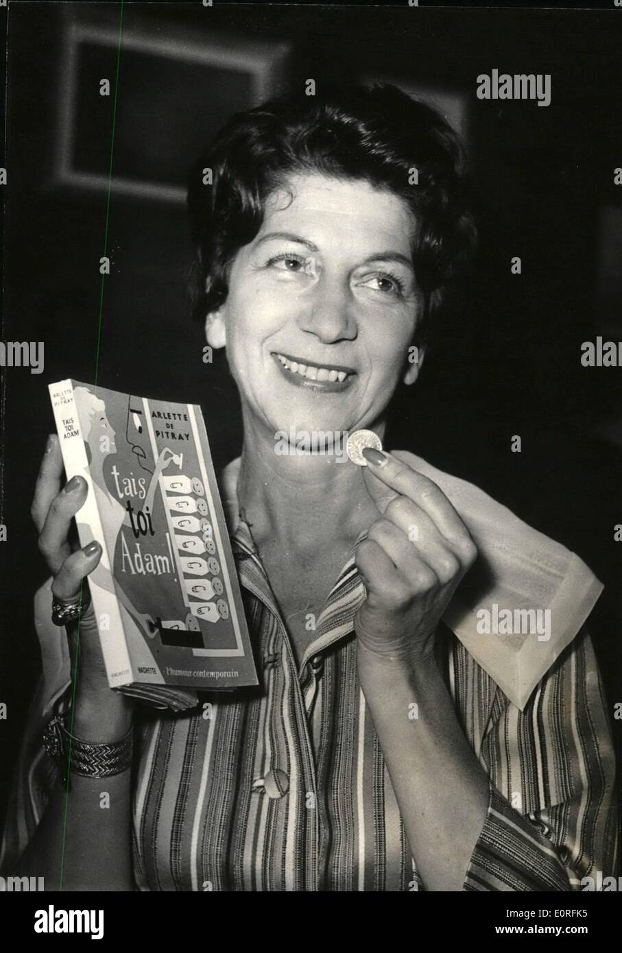 6. Juni 1959 - Mme.Arlette De Pitray, am besten französischer Humorist Schriftsteller. Frau Arlette De Pitray erhielt den jährlichen großen Preis für Humor für ihr Buch: '' Tais-Toi Adam'' heute Morgen in Paris. das Foto zeigt die Preisträgerin mit ihrem Buch und die Silbermedaille, die ihr von der neuen Akademiemitglied Marcel Achard übergeben wurde. Stockfoto