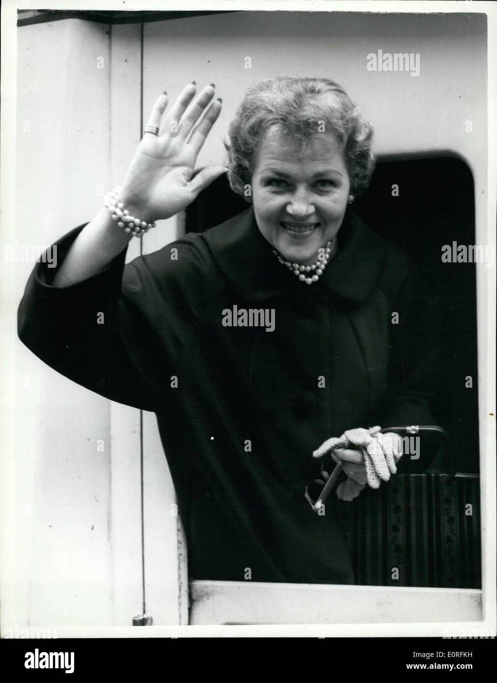 6. Juni 1959 - Jo Stafford kommt für Palladium zeigen: Jo Stafford, Sternen eines der weltweit diese Aufnahme, kamen an der Paddington Station heute Nachmittag auf der '' Liberte'' Boot-Zug. Fräulein Stafford ist hier, um Geschäft mit Vergnügen zu verbinden. Sie wird die Hauptrolle in Val Parnells '' Sonntag Nacht im the London Palladium'' am Sonntag, 7. Juni, vor dem verlassen auf einem Continental Tour, sie ist auf dieser Reise begleitet von Ehemann, Paul Weston, aber ihre beiden Kinder bleiben in der Obhut ihrer Krankenschwester in Amerika. Foto zeigt Jo Stafford bei ihrer Ankunft nach Paddington fahren heute nach ihrer Ankunft. Stockfoto