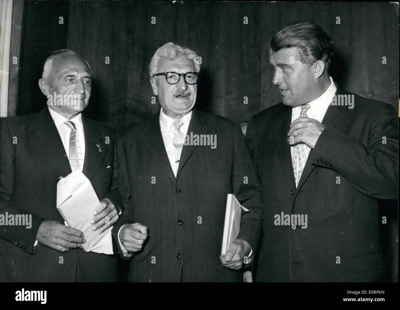 6. Juni 1959 - einige der bekanntesten Pioniere auf dem Gebiet der Rakete-Entwicklung trafen sich in Frankfurt heute auf einem Empfang zu Ehren der '' alten Adler '', die noch lebenden Helden der Luftfahrt von der Zeit, bis WW I.Highly geehrt Gast dieses Treffens Prof. Dr. Wernher Von Braun, Deutsch war-geboren uns unteren und Rocket-Spezialist und Schöpfer des Explorer-Astellites. Prof. Von Braun(right) traf seinen alten Freund, Prof. Dr. Hans Oberth(center) und Ing. Rudolph Nebel (links), die erste deutsche Raketenwissenschaftler, Flüssigkeit-Drivrn Raketen in den frühen 20er Jahren dieses Jahrhunderts zu starten. Keystone-Foto Stockfoto