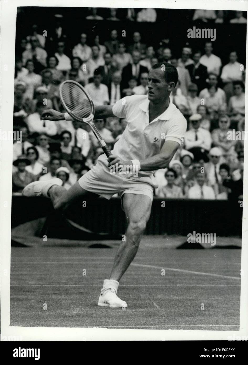 6. Juni 1959 - erster Tag des Wimbledon-Turniers. Fraser of Australia im Spiel. Foto zeigt Neale Fraser von Australien im Spiel während seines Spiels mit s. Darmon Frankreichs bei Eröffnung des Wimbledon-Turniers heute. Stockfoto