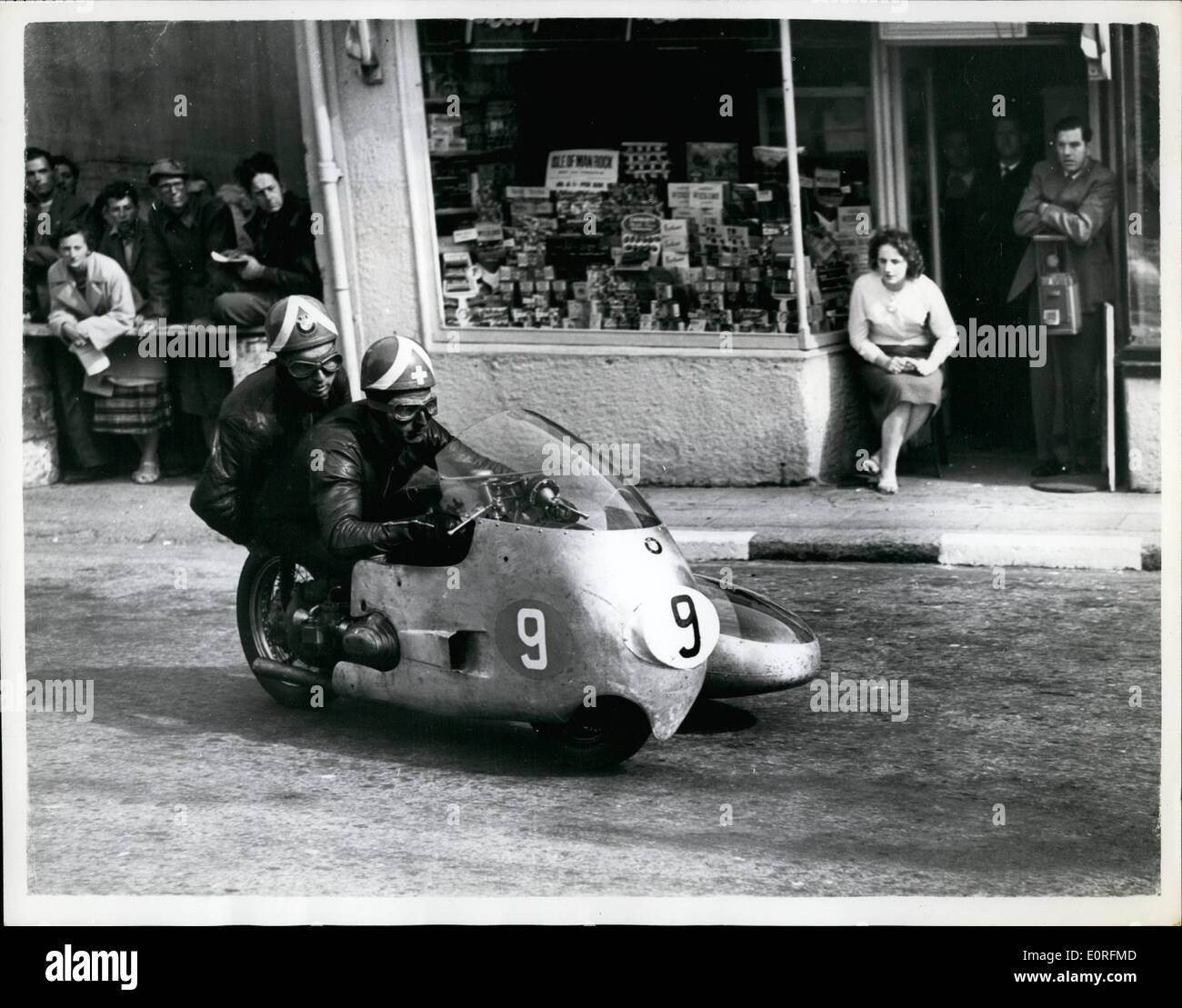 6. Juni 1959 - die internationale Sidecar t.t. Auf der Isle Of Man: F. Camathias (Schweiz) und sein Beifahrer gesehen einen BMW zu fahren, da er eine Biegung im Beiwagen t.t. auf der Isle Of Man gestern nimmt. Stockfoto