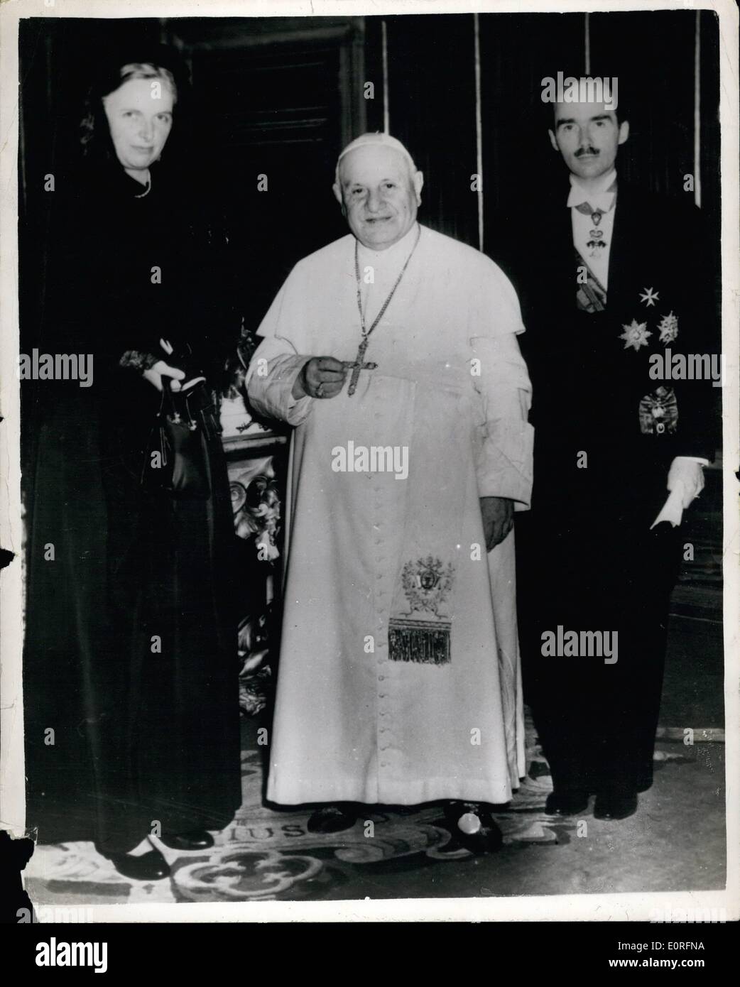 6. Juni 1959 - Papst John XXIII erhält Prinz Otto von Habsburg im Vatikan: Papst John 23., vor kurzem in privaten Publikum Prinz Otto von Habsburg und seine Frau erhalten. Es wird vermutet, dass der Besuch von Prinz Otto zum Vatikan im Hinblick auf eine eventuelle Einführung der Seligsprechung seines Vaters Kaiser Charles 1.. Medra nach dem ersten Weltkrieg starb. Das Foto zeigt Papst Johannes mit Prinz und Prinzessin Otto - im Vatikan. Stockfoto