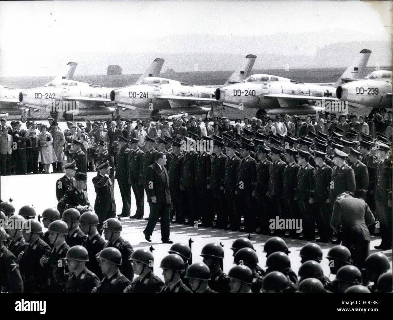 5. Mai 1959 - Bomber Geschwader auf 34 bereit: am 5. Mai eröffnet Minister der Verteidigung Strauss das 34. Bomber Geschwader vor den Soldaten der Luftwaffe und zahlreiche auf Zuschauer und in Anwesenheit von Vize-Präsident des Bundestages Richard Jaegar (angefangen), th Inspekteur der Luftwaffe, General-Leutnant Stumpff (Stumpff), der Vertreter der US-Air Force General Newberry (Newberry) und viele andere Persönlichkeiten Stockfoto