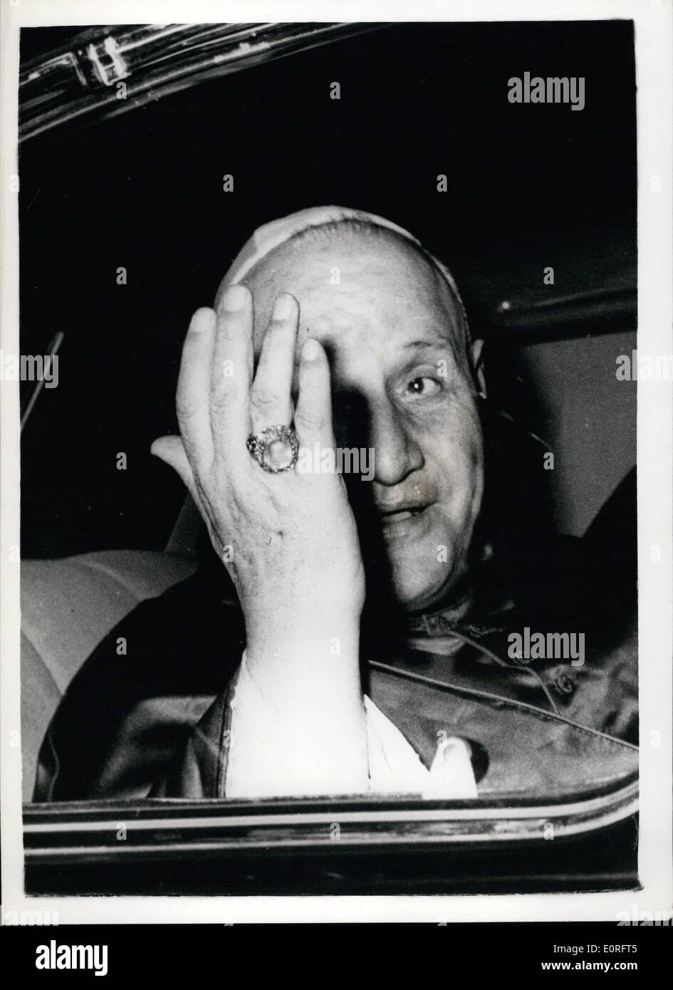 5. Mai 1959 - besucht Papst John XXIII alten Viertel von Rom. Papst John XXIII der Heilige Vater - bildete einen Besuch am Wochenende, dem ältesten Viertel von Rom. Der Besuch war noch das Heilige Abendmahl Kommunion 40 Kindern zu geben... Foto zeigt: - Papst John XXIII gesehen bei seinem Besuch in der alten Viertel Roms. Stockfoto