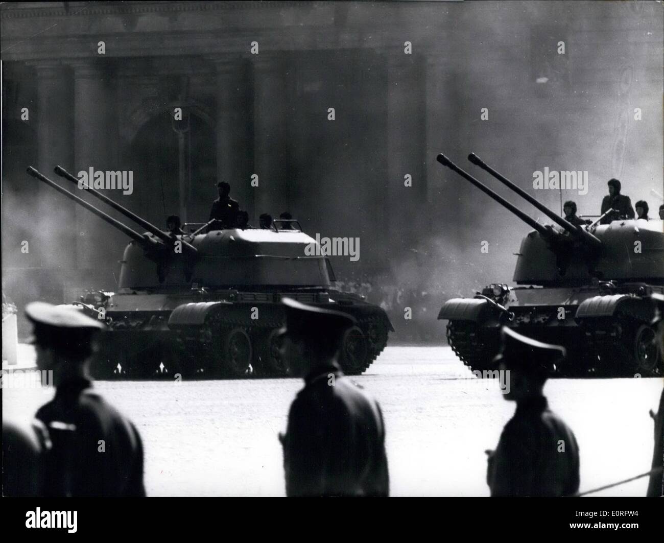 5. Mai 1959 - können Demonstrationen im Osten Berlins: der Lärm der Panzer wurde verwendet, um für den Frieden im Osten Berlins am 1. Mai zu demonstrieren. Foto zeigt Flak-Panzer der so-genannte "Nationalarmee Völker" Stockfoto