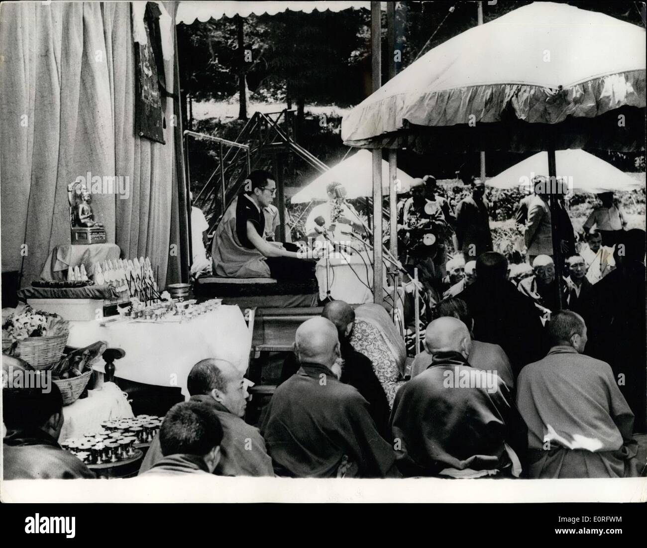 5. Mai 1959 - präsentiert The Birla House in Mussorie, Indien, ein buntes Aussehen am Vorabend des Buddha Purni ein am Freitag, wenn ein großes fest, Gebete und Rituale, fanden statt, an der der Dalai Lama teilnahmen. Das Foto zeigt den Dalai Lama dirigieren die Gebete vor eine große weltoffene Gemeinde. Stockfoto
