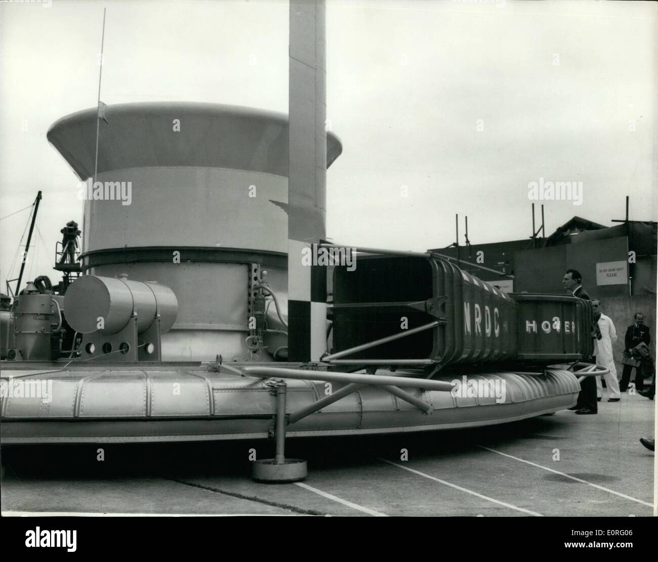 6. Juni 1959 - Großbritanniens fliegende Untertasse macht erste öffentliche Flug. Großbritanniens fliegende Untertasse - S.R.N. 1 Hovercraft, heute machte seinen ersten öffentlichen Flug im Saunders-Roe-Werk in East Cowes, Isle Of Wight und später heute einen Flug über das Meer gemacht. Die S.R.N.l fahren über Land und Meer in einer Höhe von bis zu 15 Zoll auf einem Luftkissen. Es hat eine eiförmige Form, und ist praktisch ein Auftrieb Tank mit einer Reihe von nach innen weisenden Düsen um seinen Umfang unter Stockfoto
