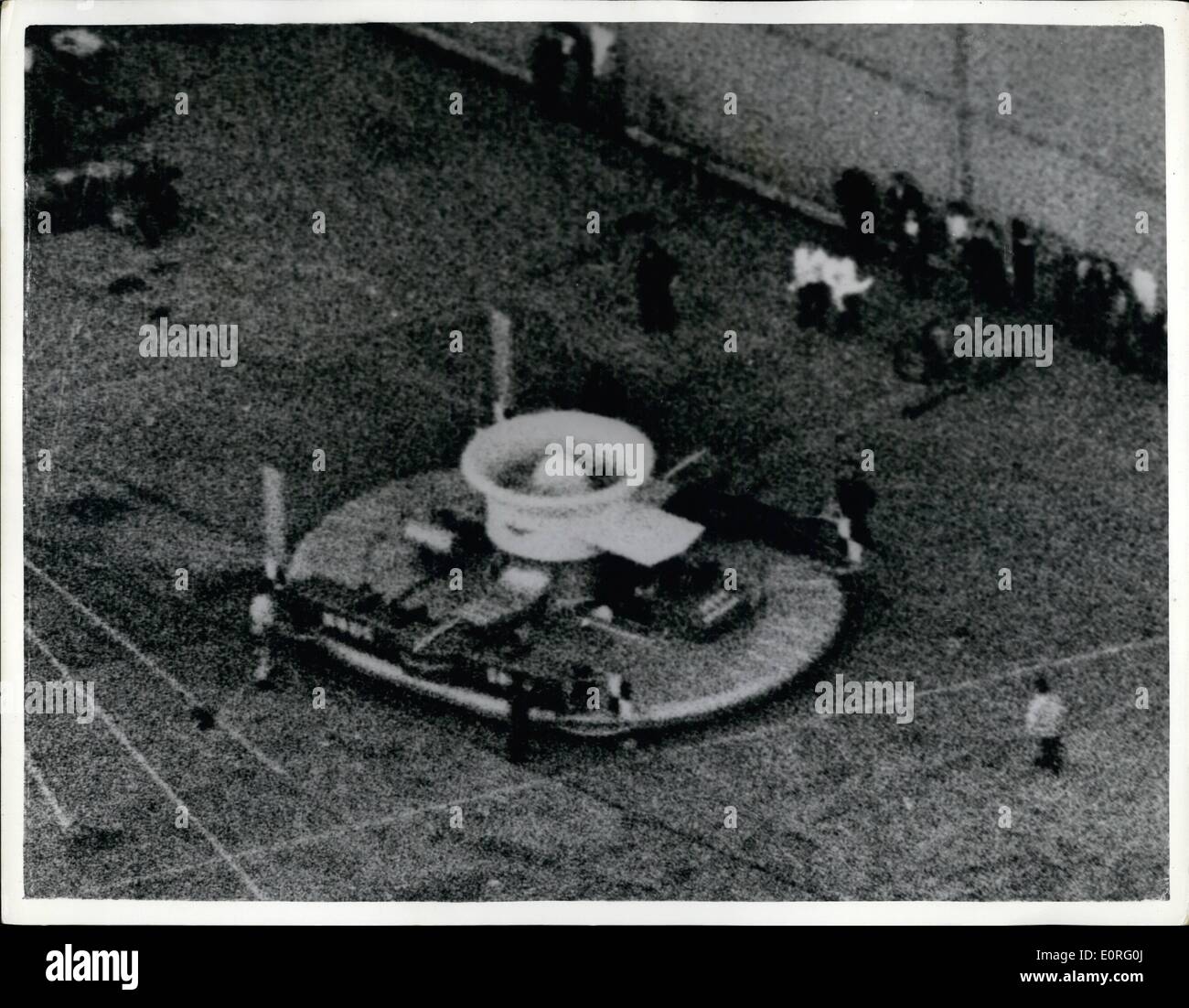 6. Juni 1959 - Großbritannien flying Saucer Triumph: ein Sanders-Roe Hof in Cowes, Isle Of Wight am Sonntag, Großbritanniens fliegende Untertasse, dreimal stieg einen Fuß über dem Boden und schwebte für halbe Stunde. Der Flug war ein Triumph für die Männer, die diese Hoverplane offiziell die S.R.N. 1 zu sehen - als die Cross Channel Fähre der Zukunft und später als einen riesigen Ozean-Hoverliner. Das Geheimnis der Untertasse ist ein horizontaler Fan, sorgt für ein Kissen von Druckluft unterstützen, wie es über das Meer oder den Boden fährt. Die ersten Untertasse ist nur ein Zweisitzer, 34 Fuß lang und 26 Fuß breit. Die S.R.N Stockfoto