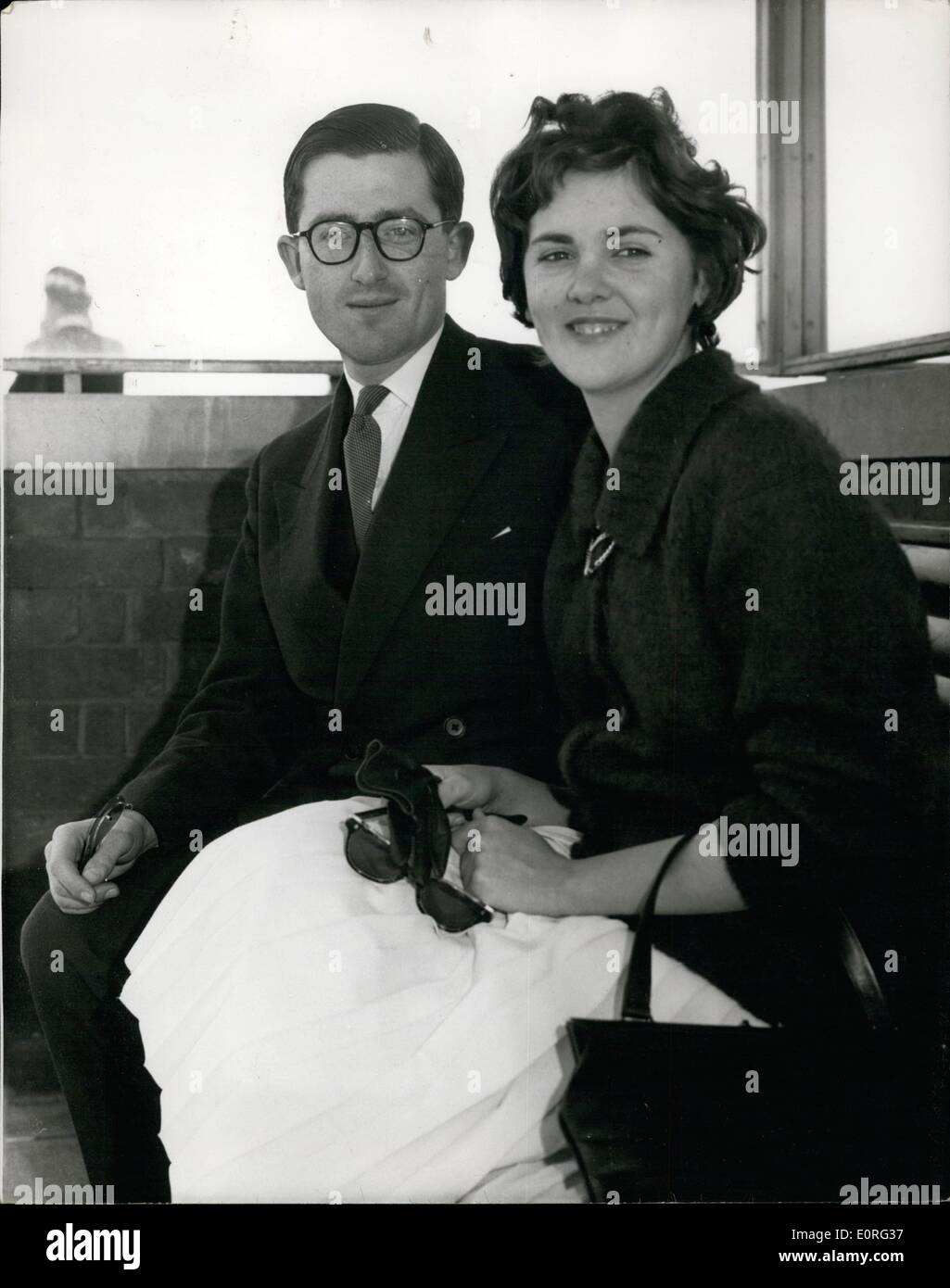 5. Mai 1959 - argentinischer Botschafter aus durch seine Verlobte Tochter gesehen: Wenn der argentinische Botschafter in Jugoslawien, Don Honorio rechts links London Flughafen heute für Jugoslawien, er wurde gesehen, seine Frau und seine 18-jährige Tochter, Senorita Silva Maria Roigt, und ihr Verlobter, Herr Arthur Charles St. John Lawson Johnston, ältester Sohn von Lord und Lady Luke, der nur engagieren. Foto zeigt Senorita Silva Maria Roigt und ihr Verlobter, Herr Arthur Charles St. John Lawson Johnston, im Bild zusammen am Flughafen London heute, wo sie ihr Vater auf seinem Weg nach Jugoslawien abzusägen. Stockfoto