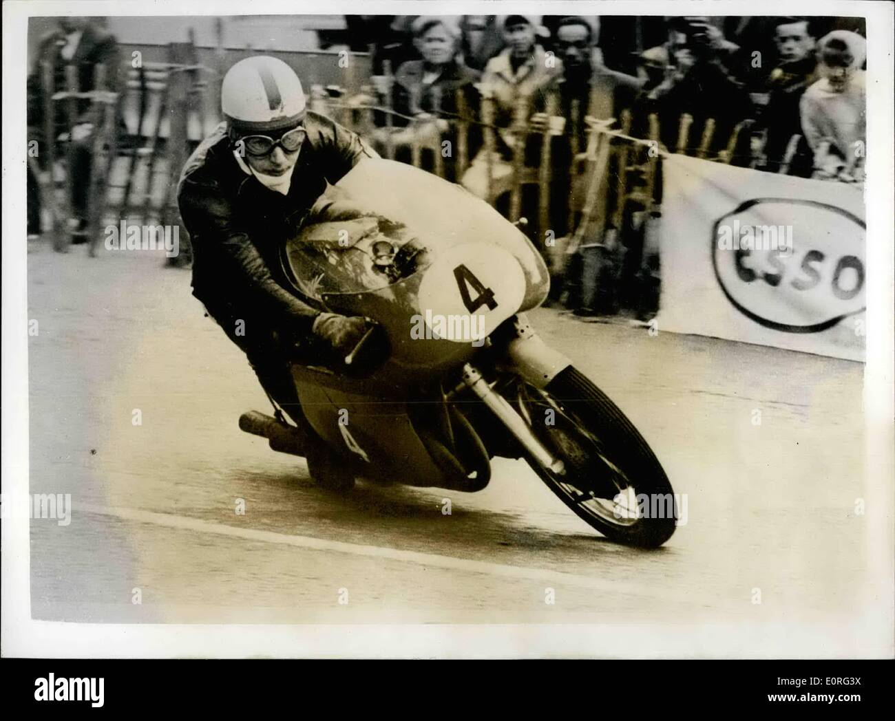 8. August 1959 - gewann John Surtess gewinnt der Senior t.t. auf der Insel man. John Surtess von London am Samstag das Senior t.t. Rennen auf der Isle Of Man - reiten seine M.V. Augusta bei einem Durchschnitt von 87,95 mph Dies war ein '' double'' für Surtess, da er bereits die Junior-Event gewonnen hatte. Keystone-Foto zeigt: John Surtess mit Geschwindigkeit auf seine M.V. Augusta in der Senior t.t. Stockfoto