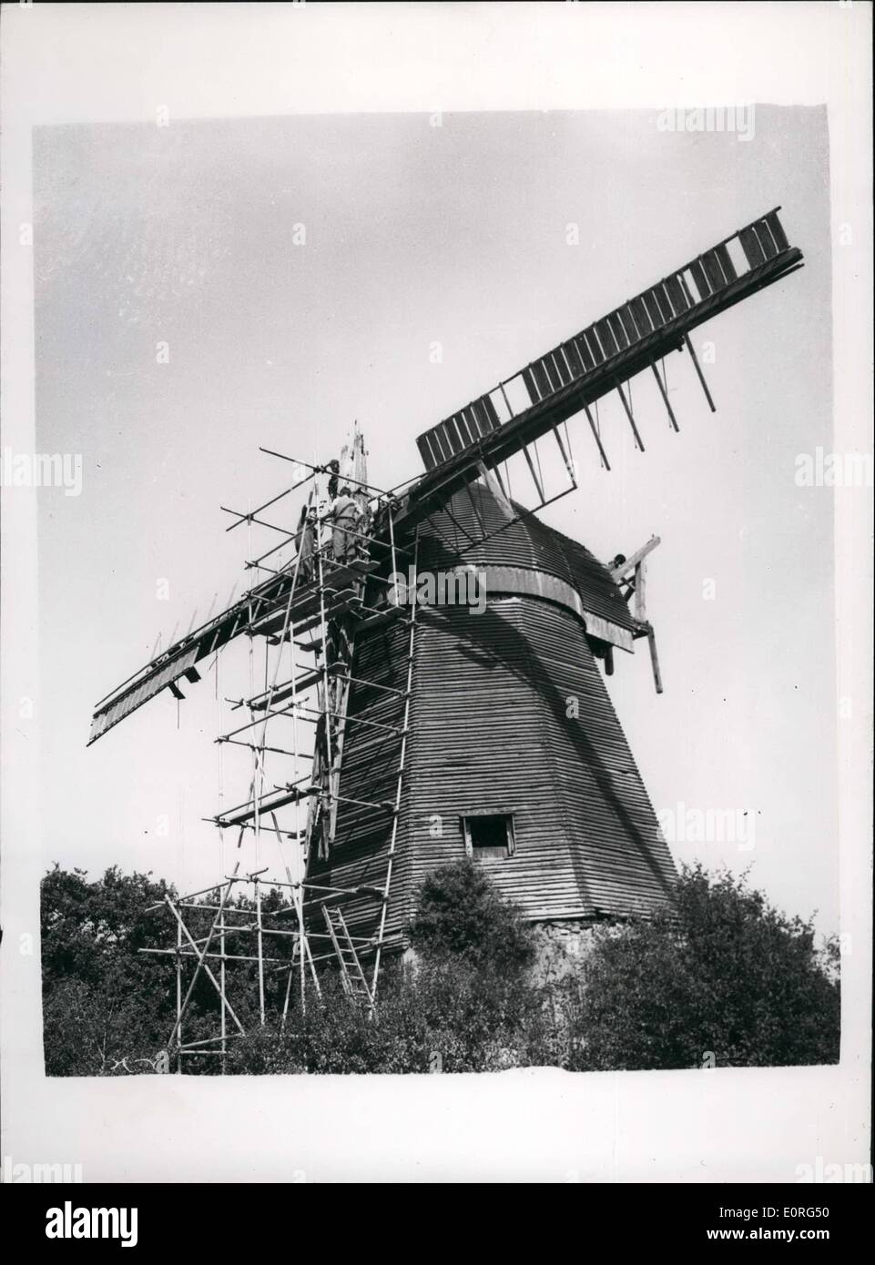 8. August 1959 - alte Sussex Windmühle wird demontiert um in Surrey neu errichtet werden: das berühmte alte Jolesfield Windmühle, erbaut ca. 1970 in Littleworth, in der Nähe von Rebhuhn grün, Sussex ist jetzt abgebaut, trotz der Proteste von Anwohnern. Die 170 Jahre alten Mühle, ein Kittel Mühle (in dem die Kappe und die Segel nur drehen) gehört, wieder aufgebaut und restauriert, voll funktionsfähig auf dem Gelände des 13. Jahrhunderts Gatwick Manor, auf die von London nach Brighton Road. Herr Edwin Hole, der einer von Großbritanniens einige Remaning Monteure, ist verantwortlich für den Abbau. Herr Stockfoto