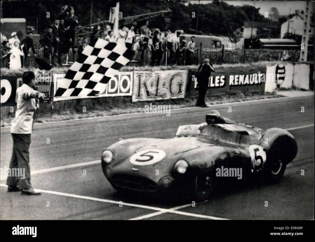 21. Juni 1959 - Ausdauer-Rennen von Le Mans 24 Stunden Sportwagen; Foto zeigt die Aston Martin angetrieben durch die amerikanische C. Schelby bei der Ankunft. Stockfoto