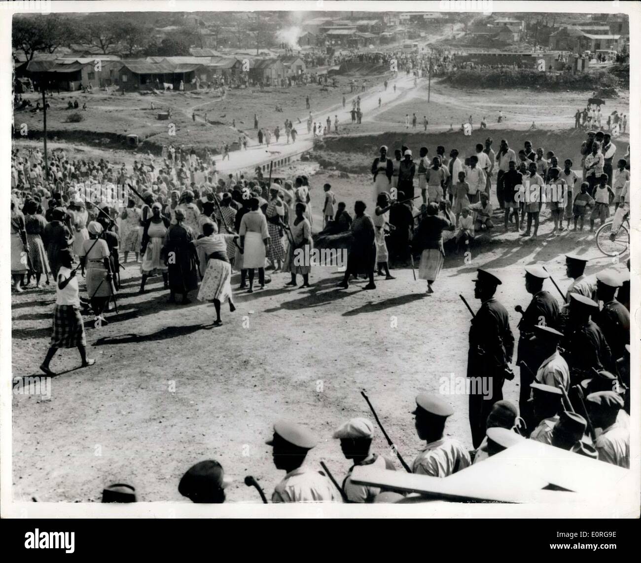 24. Juni 1959 - Riot Eingeborenen In Durban gegen '' Clean-Up'' Maßnahmen: Polizei nahm starke Maßnahmen, die Demonstranten - zu unterdrücken, wenn Hunderte von Einheimischen, Cato Manor, Durban - aus Protest gegen die Stadt Maßnahmen zu ihrer Gemeinde Aufräumarbeiten randalierten. Viele Brände wurden begonnen. Foto zeigt, dass Frauen mit Stöcken zu zerstreuen nach einer Demonstration außerhalb der Cato Manor Bierhalle bewaffnet. Stockfoto