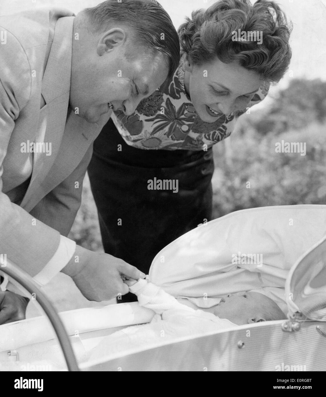 Franz Josef Strauß und Frau Marianne auf einem Spaziergang mit ihrem neugeborenen Sohn Stockfoto