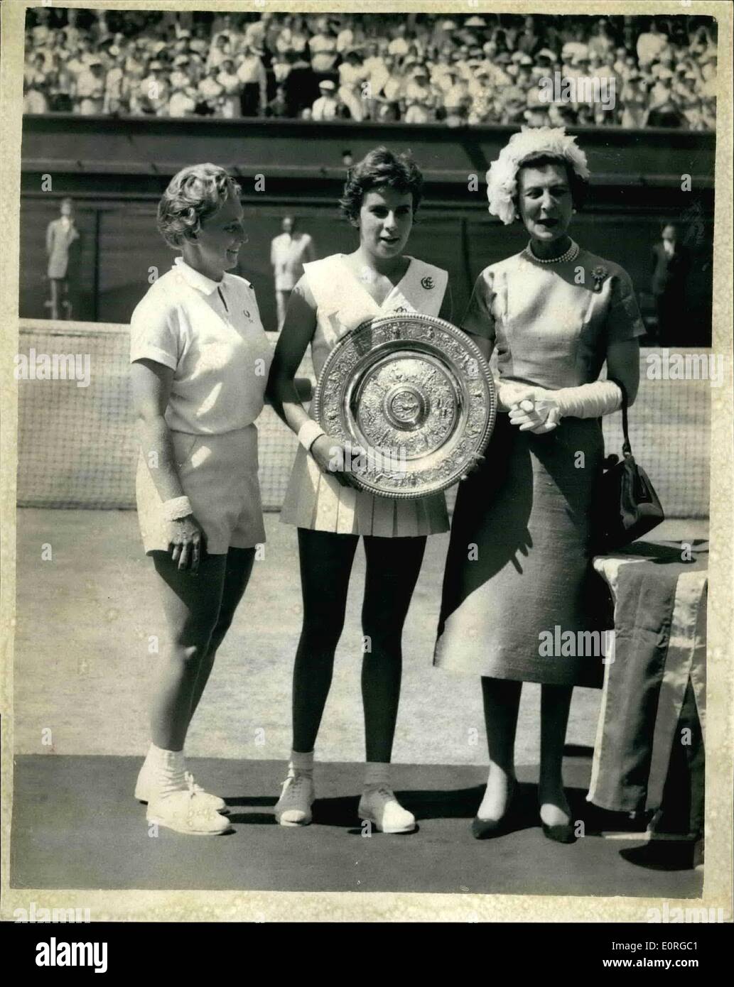 4. Juli 1959 - Einzel Finale der Damen in Wimbledon. Die Herzogin mit dem Sieger und Zweitplatzierten. Keystone-Fotoshows:-die Herzogin Stockfoto