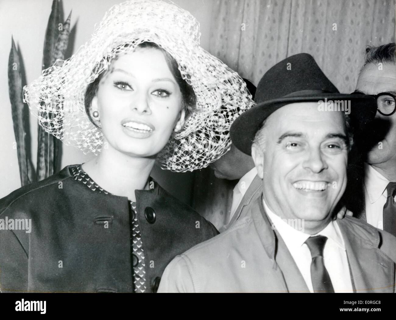 Sophia Loren und Ehemann Carlo Ponti Ankunft auf dem Flughafen Tempelhof Stockfoto