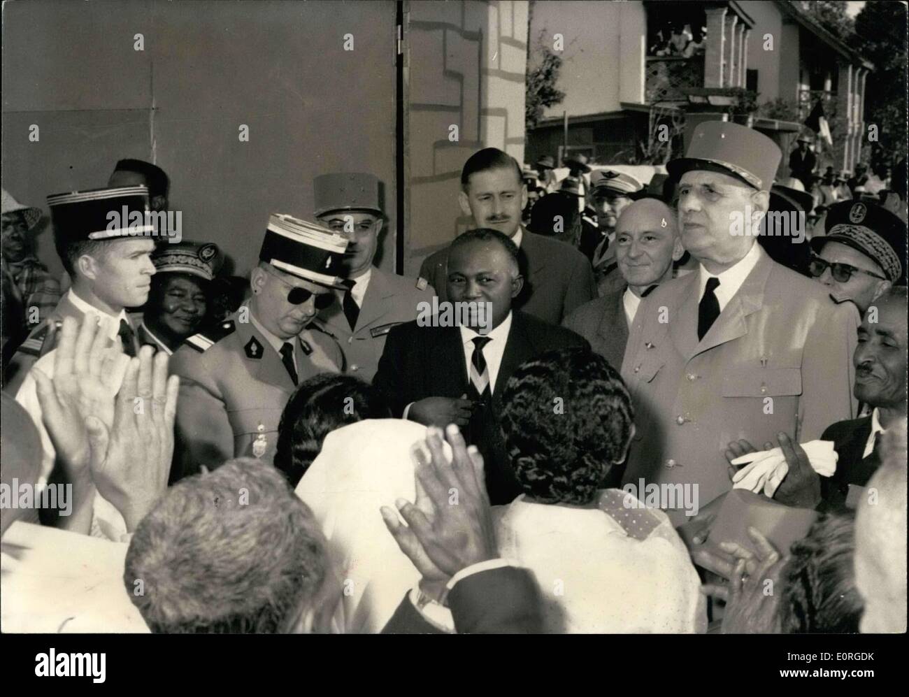 7. Juli 1959 - werden sie von einer Menschenmenge in einem Dorf zwischen dem Flughafen und Tananarive begrüßt. s Stockfoto