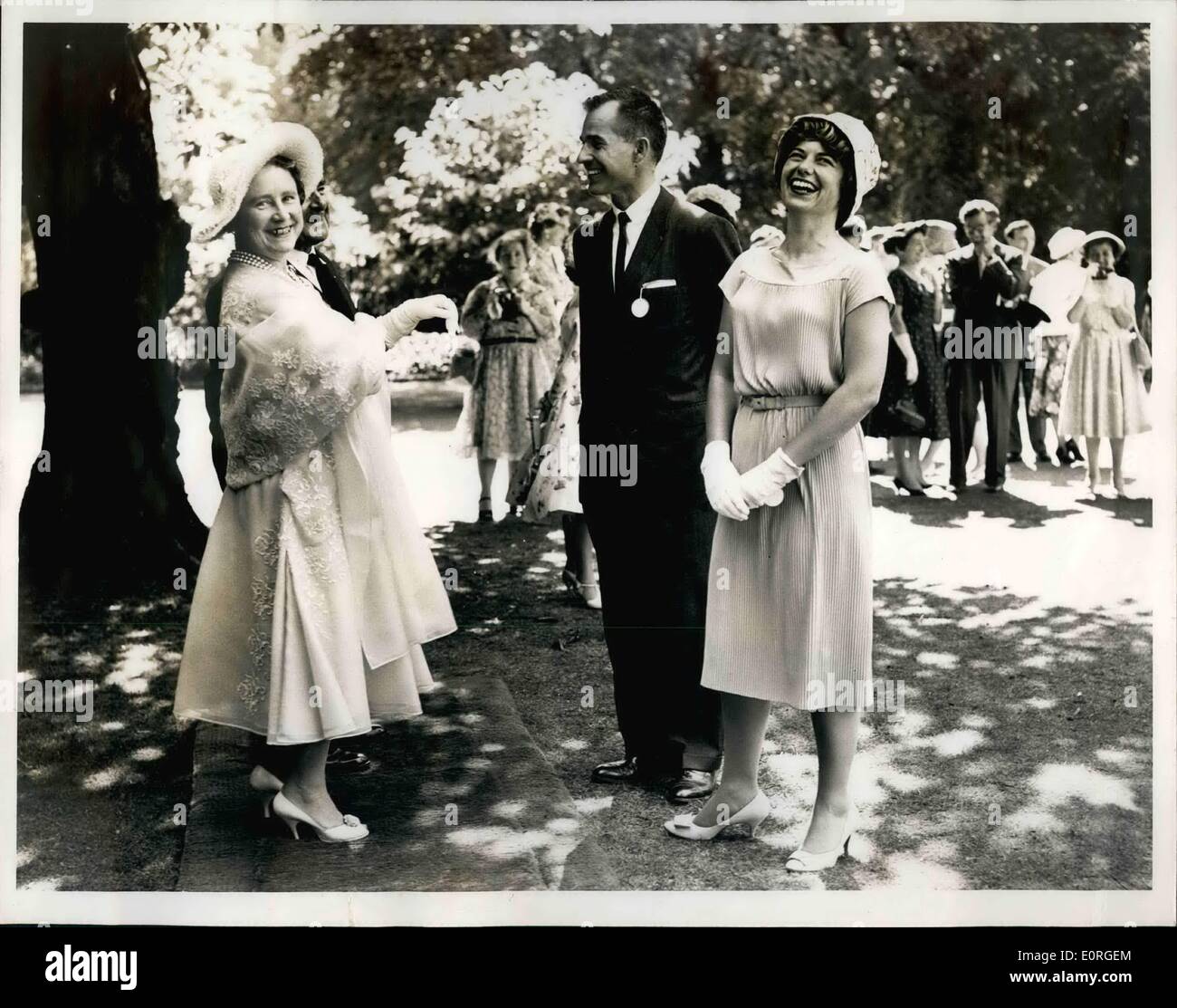 7. Juli 1959 - Königin-Mutter am Exchange Lehrer Gartenparty: H.M besuchte die Königin-Mutter heute Nachmittag die Gartenparty für Commonwealth und amerikanischen Austauschlehrer im Lancaster House statt. Foto zeigt HM The Queen Mother Aktien einen Witz mit Herrn und Frau J. Charnholm Covina, Kalifornien und Umgebung: auf der Garten-Party am Nachmittag. Stockfoto