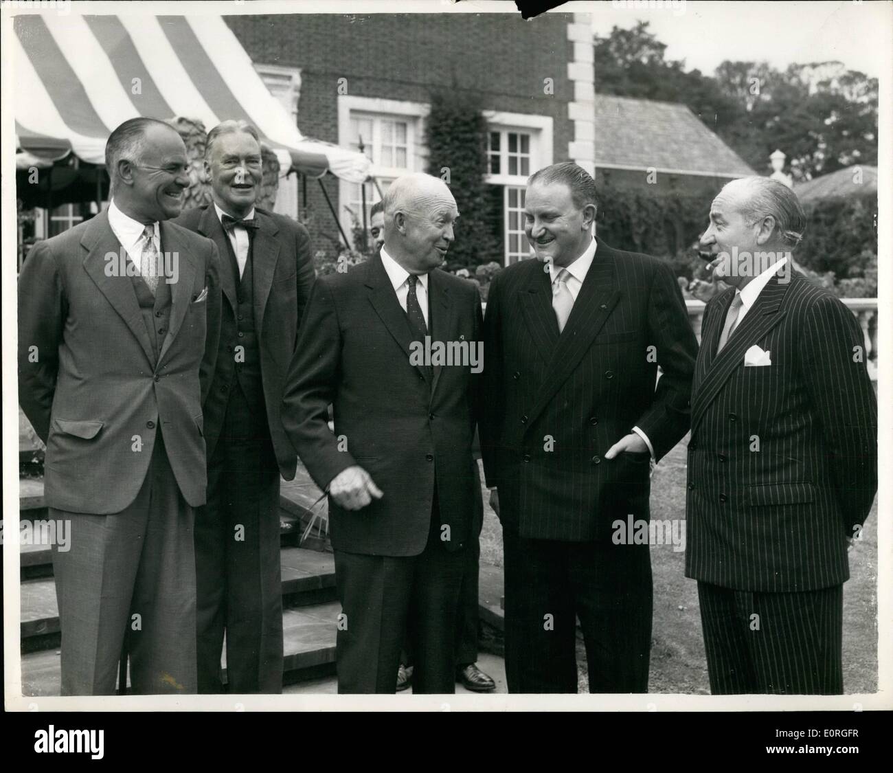 8. August 1959 - IKE, Castiella Gespräche: London-der spanische Außenminister, Don Fernando Maria Castiella; Präsident Eisenhower an Winfield House, The US Botschafter Londoner Residenz, heute zu Gesprächen über Spaniens Platz im westlichen Verteidigung Netzwerk fordert. Links nach rechts im Garten sind Don Lodge, dem US-Botschafter in Spanien, uns Staatssekretär Christian Herter, IKE, Senor Castiella und Don Jose Maria Arielza, spanischen Botschafter in Washington. Stockfoto