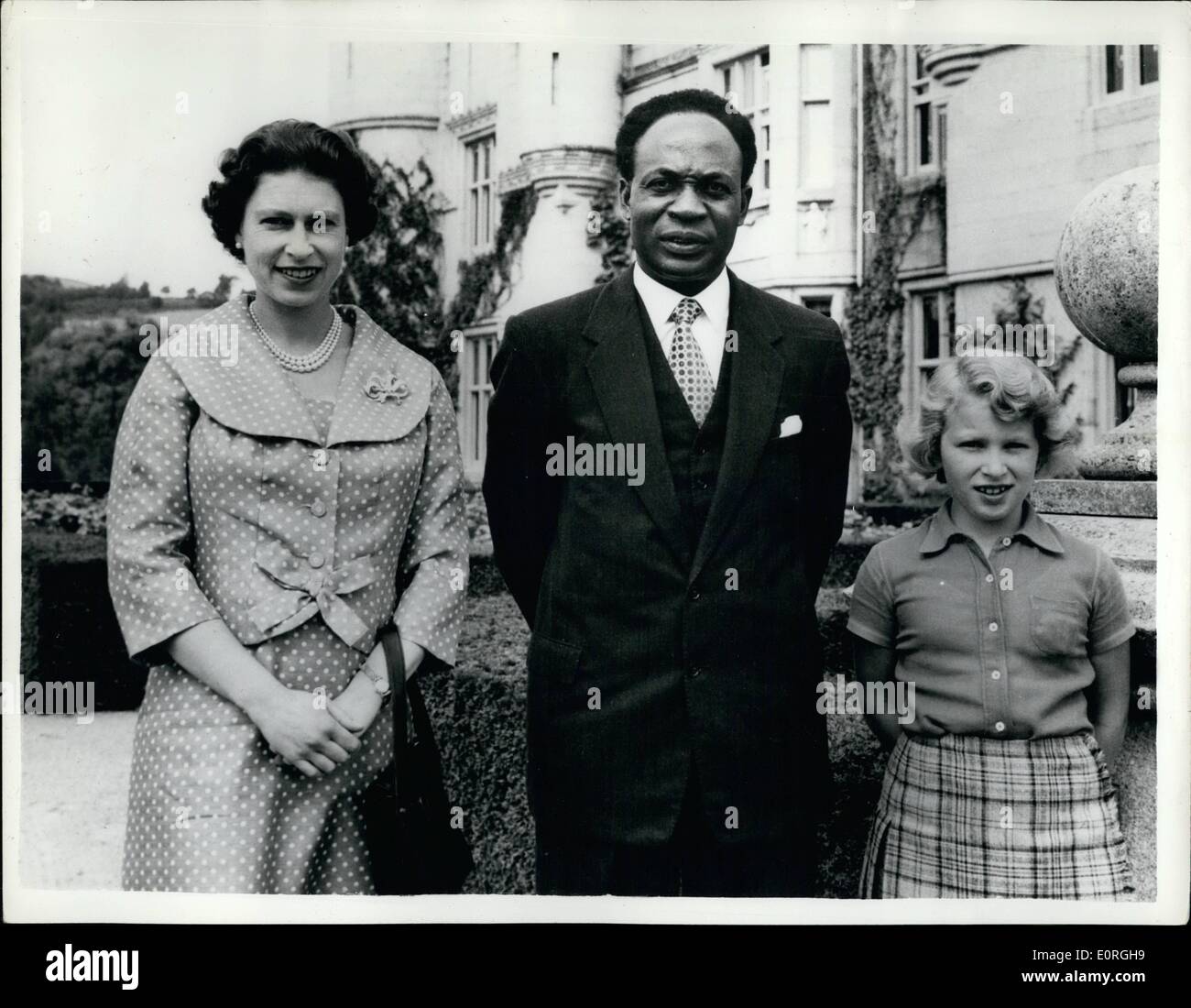 8. August 1959 - Kanäle Premierminister sieht die Königin am Baimororal Schloss: Dr. Nkrumah, der Premierminister von Ghana, hat die Königin am Belmoral Schloss besuchte. HR-Majestät war wegen besuchen Sie Ghana im November, aber der Besuch wegen der Königin Schwangerschaft abgesagt werden musste. Sie sollen neu Diskus Datum für eine königliche Besuch Gavan. Foto zeigt Dr. Nerumar heute mit der Königin und Prinzessin Anne in Gourdes von Balmoral Castle abgebildet ist. Stockfoto