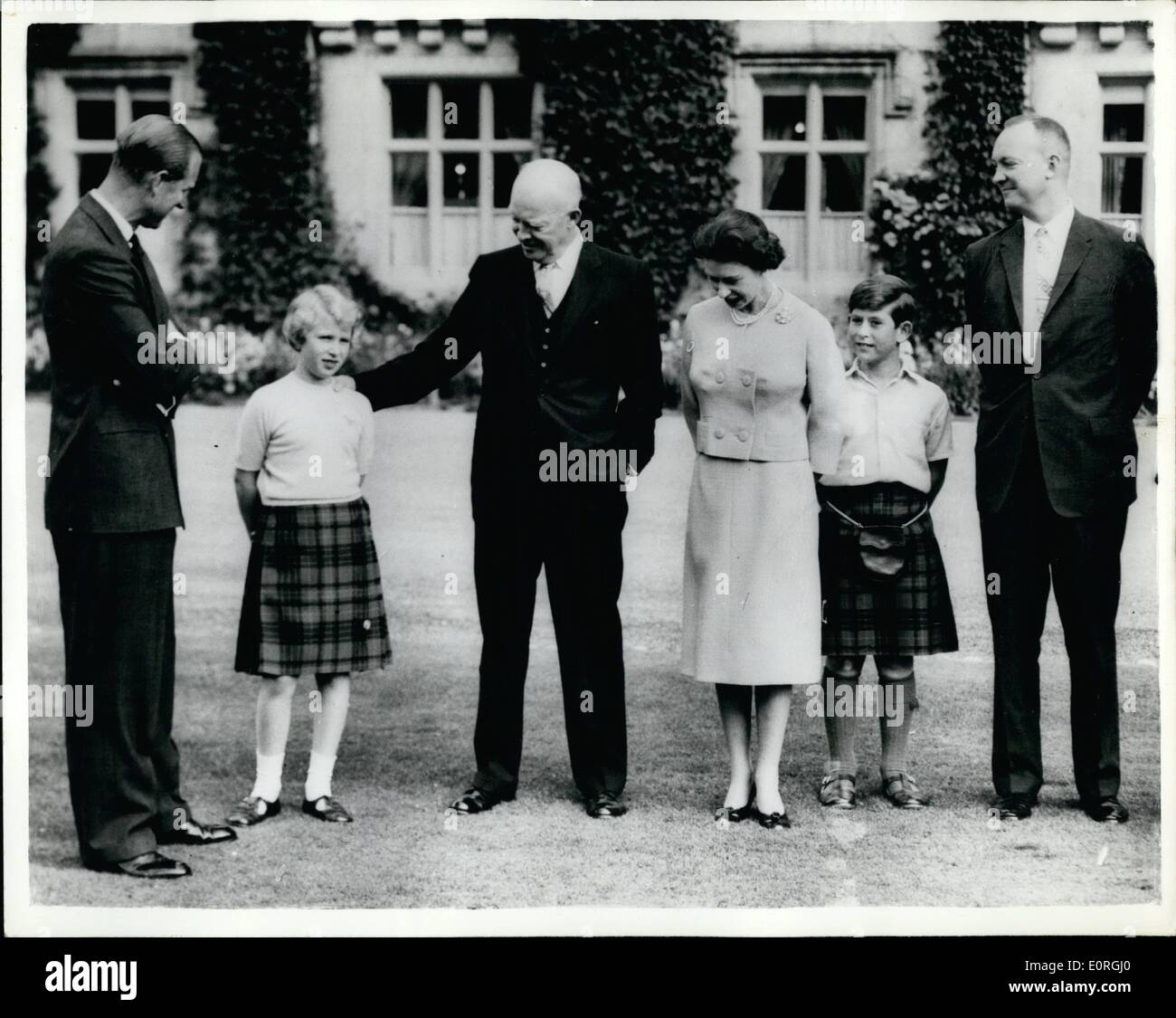 8. August 1959 - Präsident Eisenhower trifft die Königsfamilie auf Balmoral Castle.: Prisdent Eisenhower glücklich zehn Minuten im Chat verbracht und fotografiert mit der königlichen Familie auf dem Rasen im Balmorel Schloss heute vor der Abreise auf seiner Reise nach Süden in Chequers, wo er das Wochenende verbringen, die Gespräche mit Herrn Macmillan. Foto zeigt Präsident Eisenhower legt seine Hand auf Prinzessin Anne Schultern, wie er für Fotos mit der Königin, Prinz Philip, der Prince Of Wales posiert und rechts Major John Eisenhower, der Präsidentensohn ist. Stockfoto