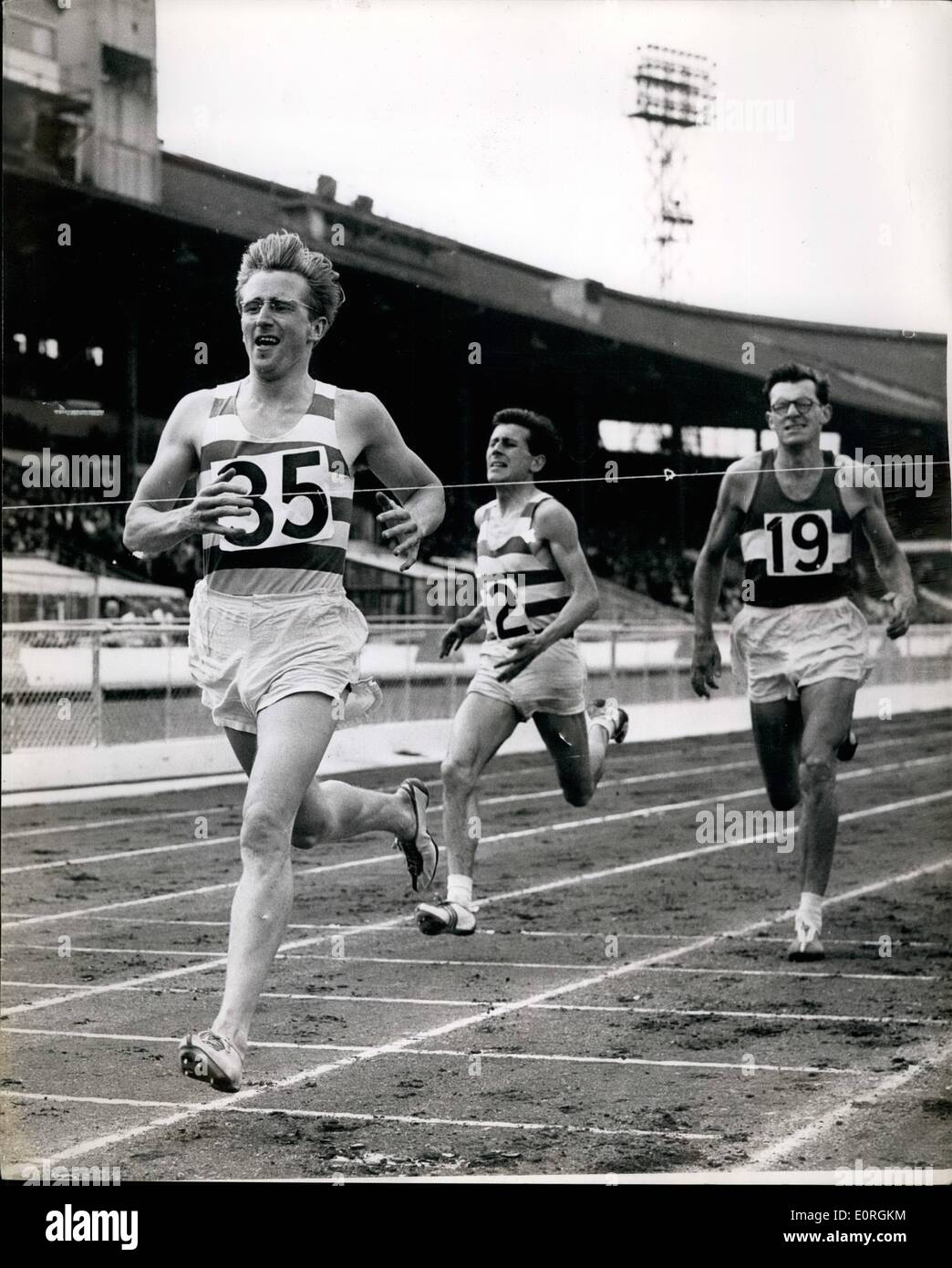 7. Juli 1959 - AAA-Meisterschaften: Ken Wood gewinnt die Veranstaltung eine Meile AAA Championship in White City, London heute Nachmittag. Stockfoto