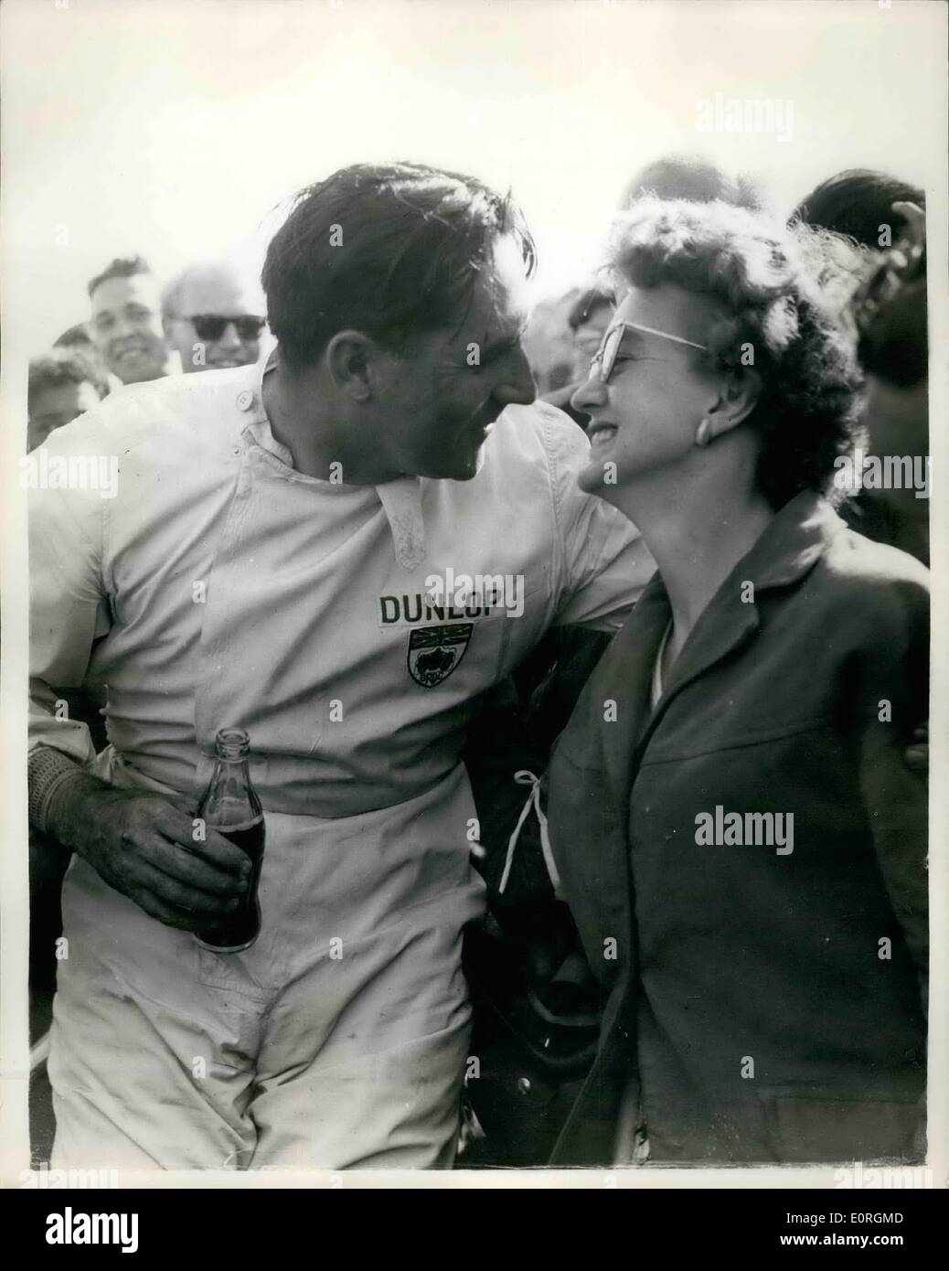 Juli 1959: Jack Brabham gewinnt den Großen Preis von Großbritannien: Jack Brabham, der einen Cooper-Climax fuhr, gewann gestern den Großen Preis von Großbritannien mit einer Durchschnittsgeschwindigkeit von 89088. M.p.h. Stirling Moss, in einem B.M.. War der zweite. Das Foto zeigt Jack Brabham, Gewinner des Großen Preises von Großbritannien, wird nach dem Rennen von seiner Frau gratuliert. Stockfoto