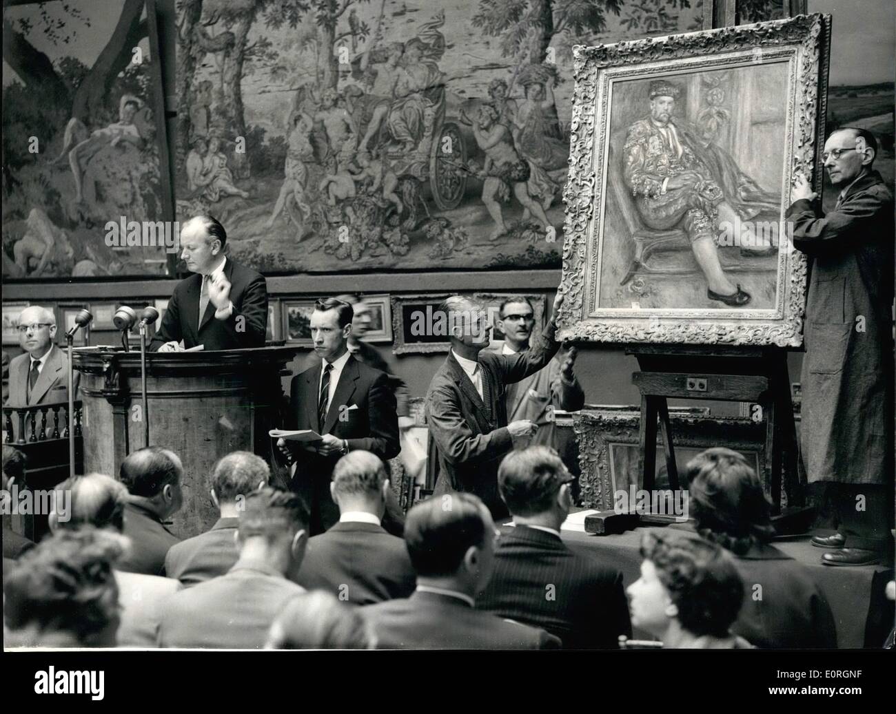 Juli 1959 - Gemälde aus der Chrystler Collection verkauft in London Remoir bringt ca. 22.000; Eine Reihe von Gemälden aus der fabelhaften Sammlung des amerikanischen Millionärs Water P. Chrystler Jnr. Sie wurden heute Morgen bei Sotheyby versteigert. Foto zeigt Szene während des Verkaufs von ''Portrati D'Ambroise Vollard on Toreador'' von Pierge Laguets Stockfoto