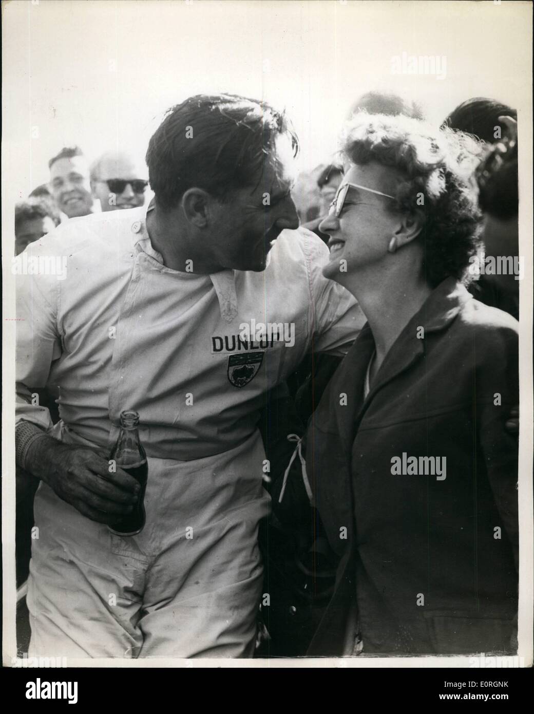 Juli 1959: Jack Brabham gewinnt den Großen Preis von Großbritannien: Jack Brabham gewann gestern mit einem Cooper-Climax den Großen Preis von Großbritannien mit einer Durchschnittsgeschwindigkeit von 89088 MP.H. Stirling mss, in Einem B.R.m. war Zweiter. Fotoshows: Jack Brabham, Gewinner des Großen Preises von Großbritannien, wird nach dem Rennen von seiner Frau gratuliert. Stockfoto