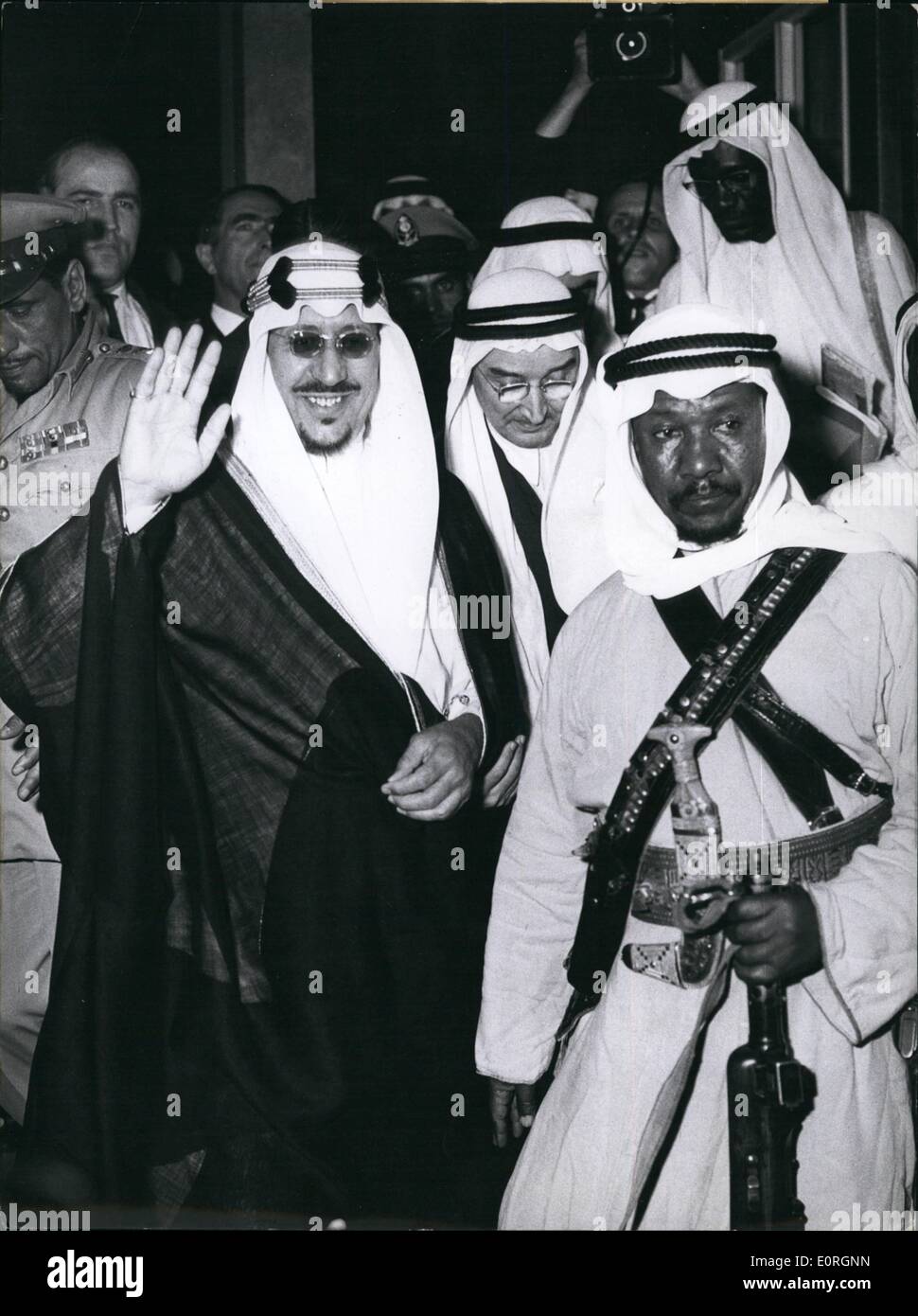 7. Juli 1959 - umgeben von Leibwächtern; König Ibn Saud von Saudi-Arabien kam am 22. Juli in Freiburg/Deutschland, wo er 40 Zimmer im besten Hotel '' Clombo'' reserviert hatten. König Ibn Saud ist seine Lieblings-Tochter, Prinzessin Nof holen, Behandlung in der Universitätsklinik Freiburg gehabt hat. Während des Spielens mit Feuer arbeiten, sie war stark verbrannt. Ist kein Scherz mit diesem Bodyguards Fotograf jetzt weiß aus eigener Erfahrung. Wenn er die Ehefrauen von Ibn Saud Harem fotografieren wollte, war er tief und fest verprügelt und seine Kamera weg genommen. Stockfoto