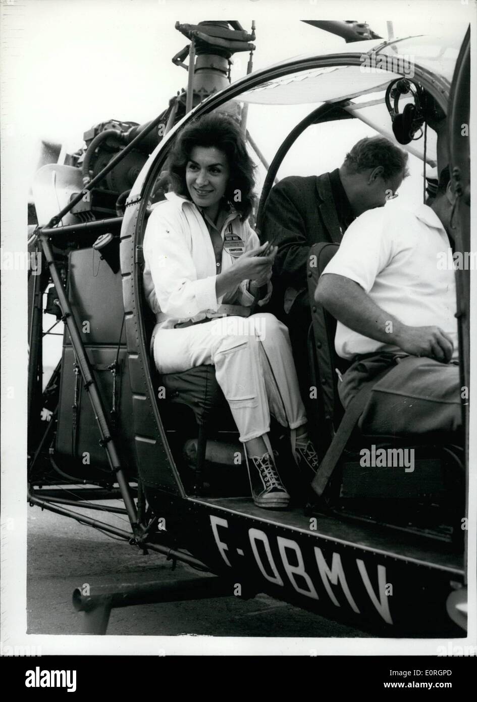 7. Juli 1959 - Mannequin Fallschirmspringer macht gezwungen Landungen auf der RAF Base - Französisch und setzt sich in das Air Race. Die Teilnahme an der Bleriot Jubiläumsrennen heute ist französische Mannequin Fallschirmspringer Colette Duval. Twin Jet Bomber, ein Vatour aus einer Notlandung am RAF Kenley und geschossen über die Start-und Landebahn. Es wird vermutet, dass die Basis für Biggin Hill gehalten wurde. Miss Duval weder ihr pilot Captain Fribaine wurden verletzt. Fräulein Duval weiterhin Biggin Hill ihre Reise durch Pflege Stockfoto